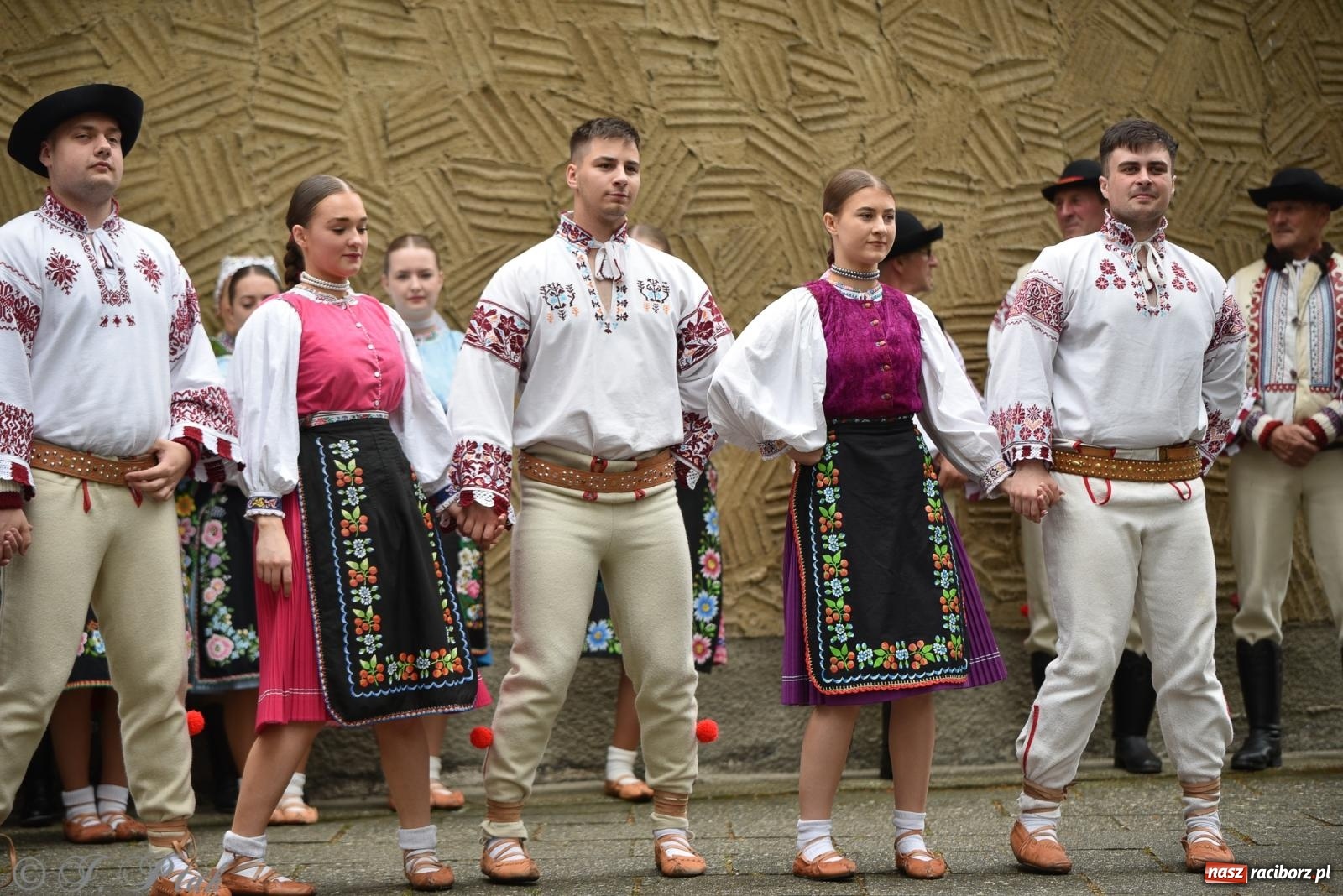 Zdjęcie w galerii na portalu naszraciborz.pl: W okrąglaku jak w Meksyku. Potomkowie Azteków w parafii NSPJ [FOTO i WIDEO] wiadomości z regionu