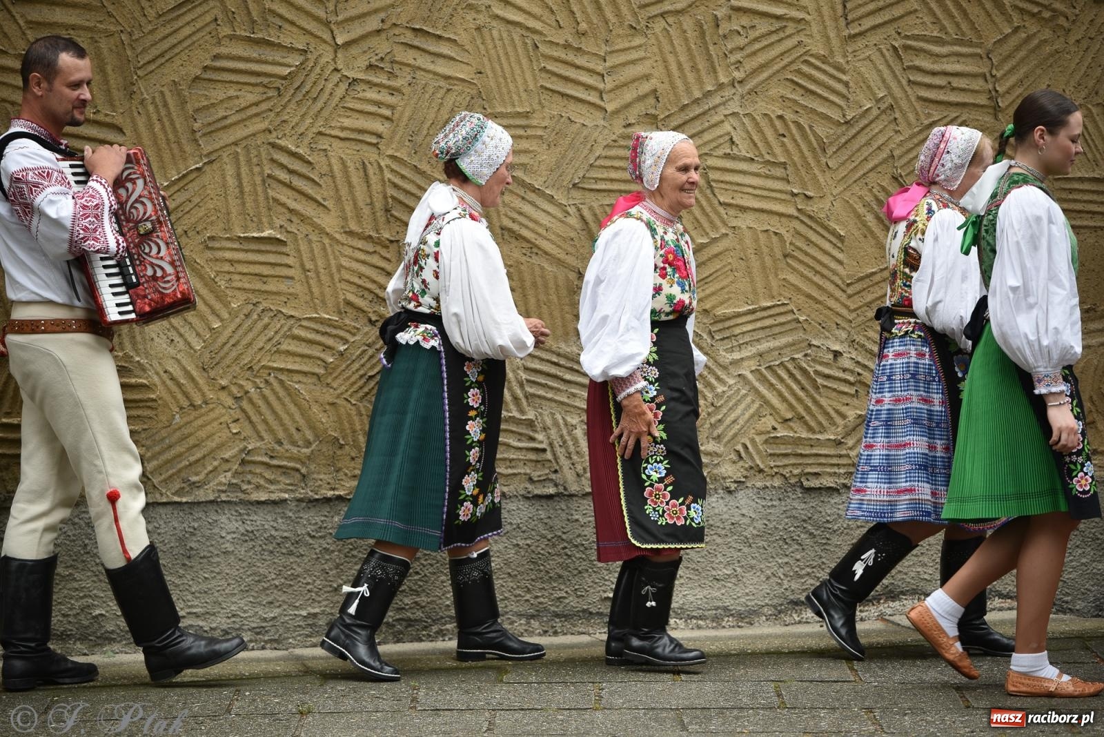 Zdjęcie w galerii na portalu naszraciborz.pl: W okrąglaku jak w Meksyku. Potomkowie Azteków w parafii NSPJ [FOTO i WIDEO] wiadomości z regionu