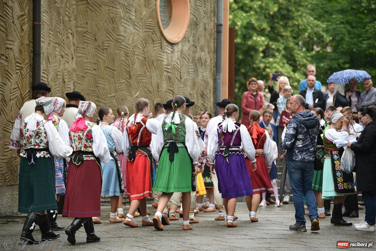 Zdjęcie w galerii na portalu naszraciborz.pl: W okrąglaku jak w Meksyku. Potomkowie Azteków w parafii NSPJ [FOTO i WIDEO] wiadomości z regionu