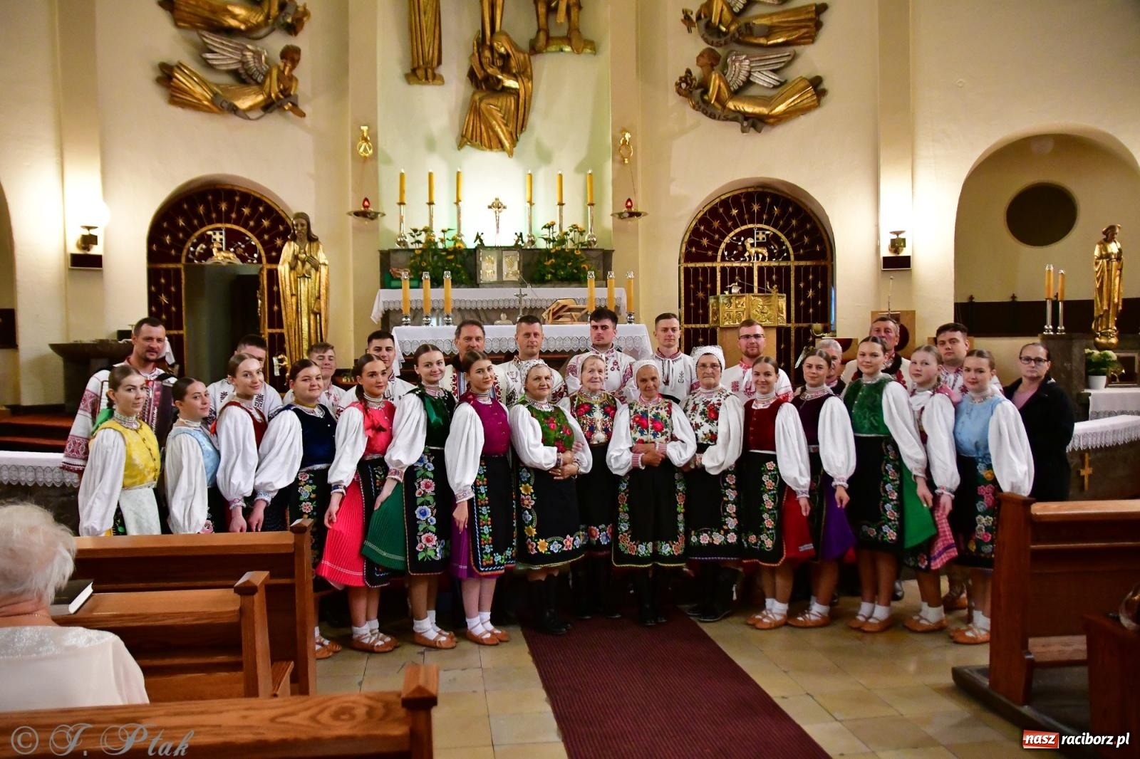 Zdjęcie w galerii na portalu naszraciborz.pl: W okrąglaku jak w Meksyku. Potomkowie Azteków w parafii NSPJ [FOTO i WIDEO] wiadomości z regionu