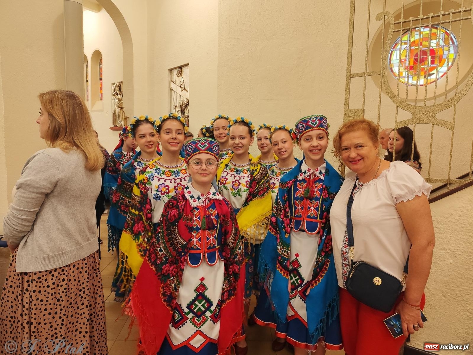 Zdjęcie w galerii na portalu naszraciborz.pl: W okrąglaku jak w Meksyku. Potomkowie Azteków w parafii NSPJ [FOTO i WIDEO] wiadomości z regionu