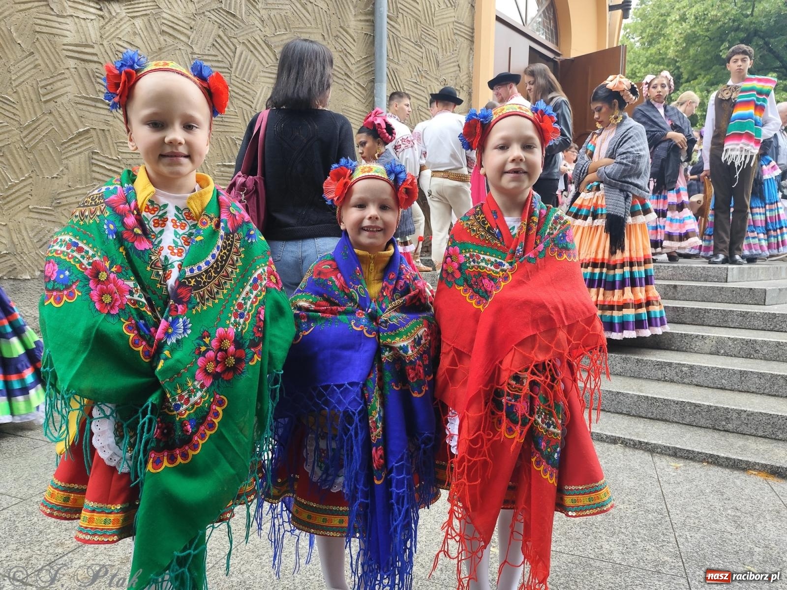 Zdjęcie w galerii na portalu naszraciborz.pl: W okrąglaku jak w Meksyku. Potomkowie Azteków w parafii NSPJ [FOTO i WIDEO] wiadomości z regionu