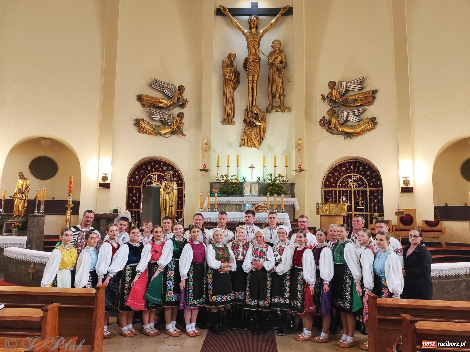 Zdjęcie w galerii na portalu naszraciborz.pl: W okrąglaku jak w Meksyku. Potomkowie Azteków w parafii NSPJ [FOTO i WIDEO] wiadomości z regionu