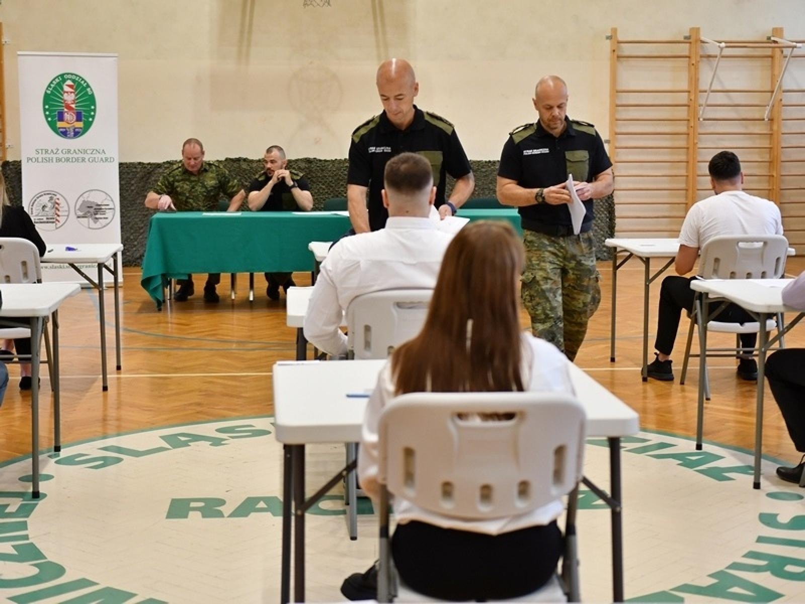 Zdjęcie w galerii na portalu naszraciborz.pl: Coraz więcej osób chce podjąć służbę w Śląskim Oddziale Straży Granicznej wiadomości z regionu