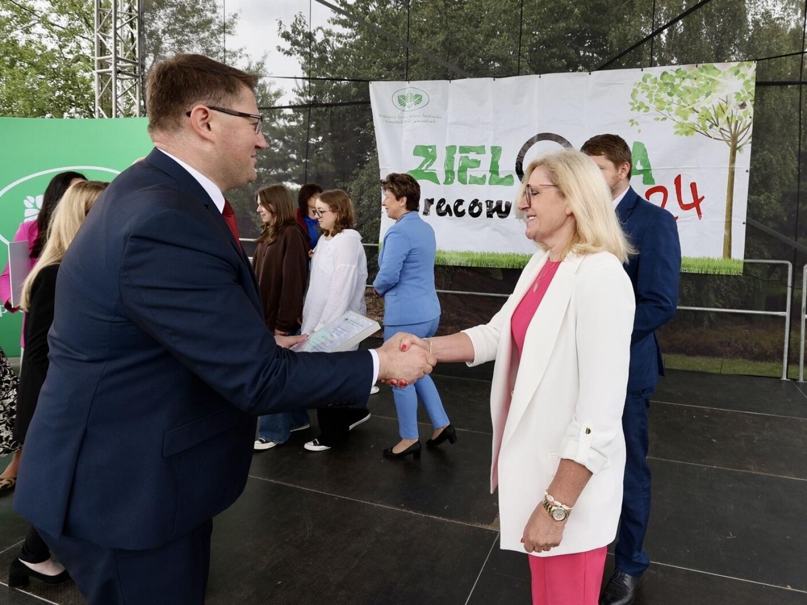 Zdjęcie w galerii na portalu naszraciborz.pl: Kobylska podstawówka ze wsparciem na zieloną pracownię wiadomości z regionu