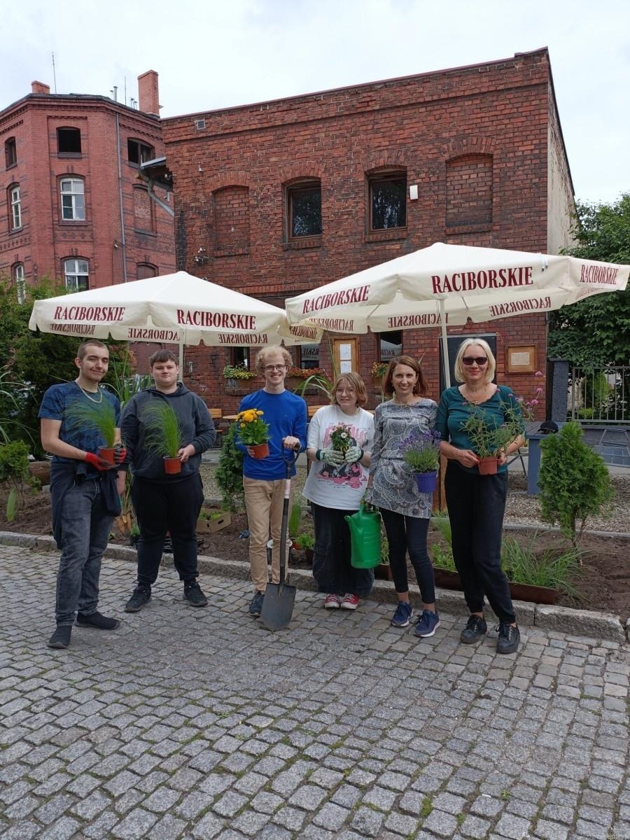 Zdjęcie w galerii na portalu naszraciborz.pl: Zakątek przy Karola Miarki upiększyły różnorodne rośliny wiadomości z regionu