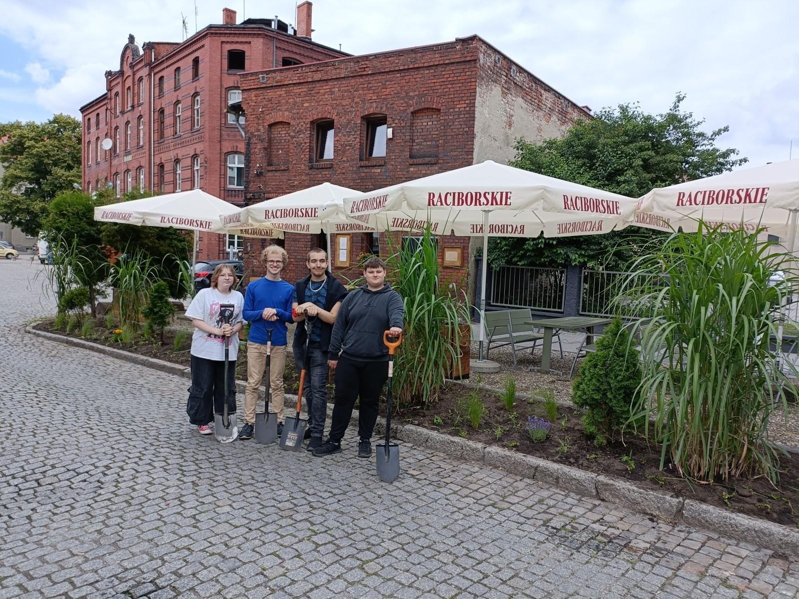 Zdjęcie w galerii na portalu naszraciborz.pl: Zakątek przy Karola Miarki upiększyły różnorodne rośliny wiadomości z regionu