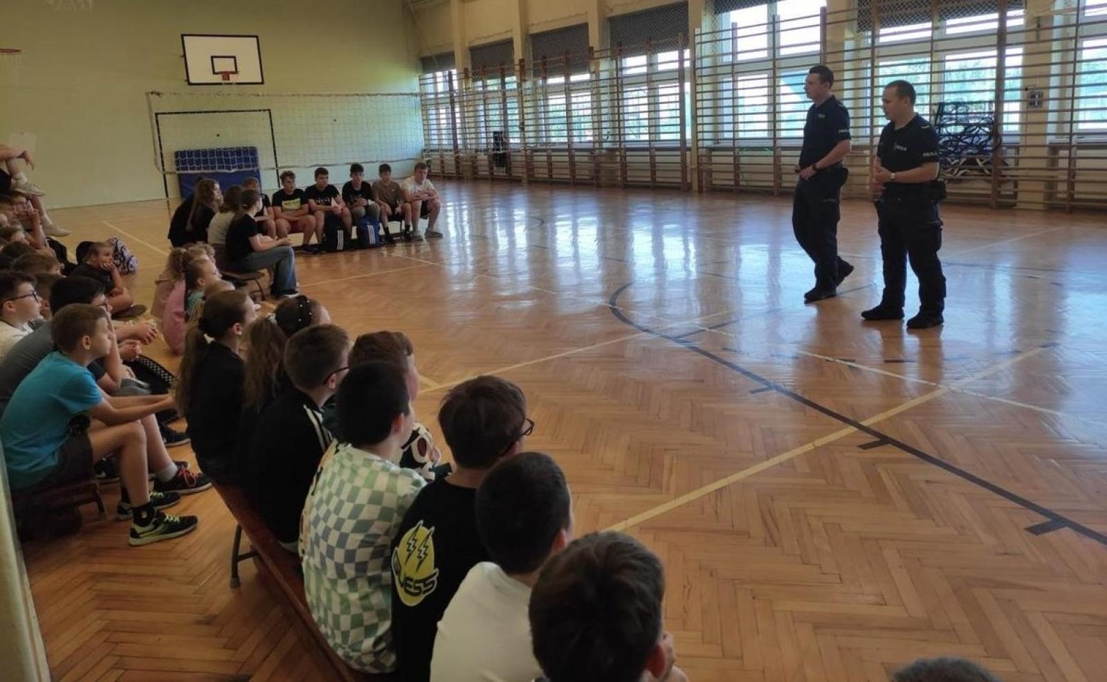 Zdjęcie w galerii na portalu naszraciborz.pl: Dzielnicowi z wizytą w szkołach w Tworkowie i Krzyżanowicach wiadomości z regionu