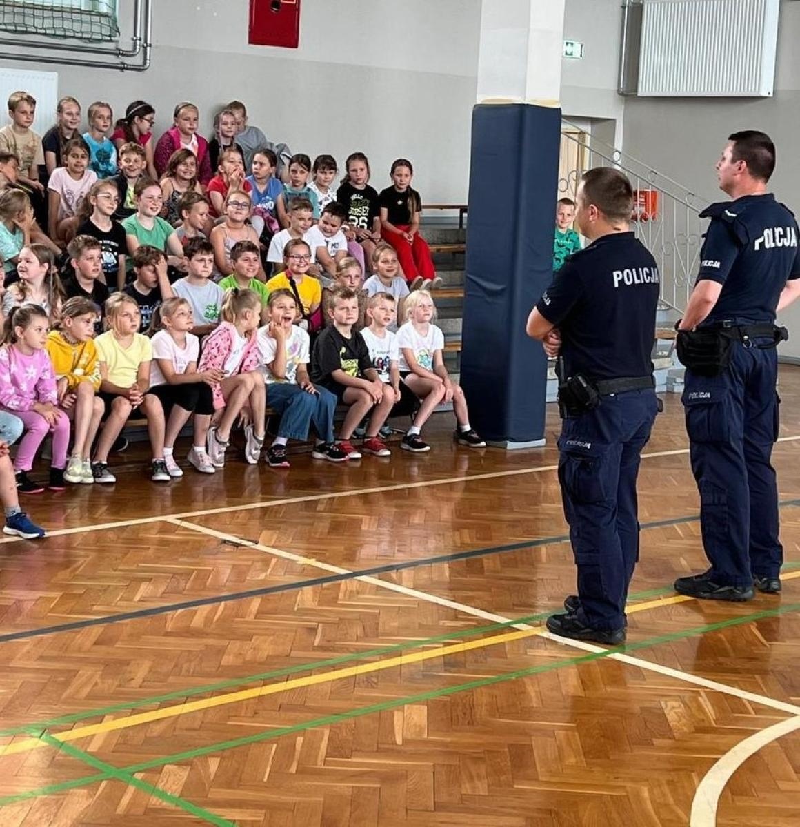 Zdjęcie w galerii na portalu naszraciborz.pl: Dzielnicowi z wizytą w szkołach w Tworkowie i Krzyżanowicach wiadomości z regionu