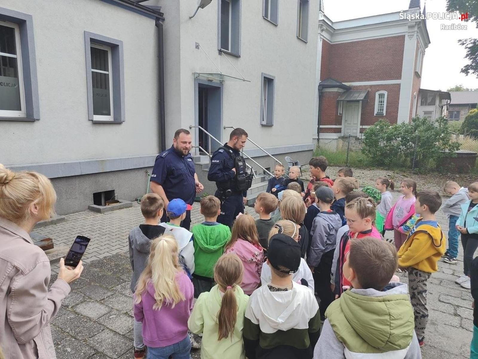Zdjęcie w galerii na portalu naszraciborz.pl: Uczniowie odwiedzili komisariat w Kuźni Raciborskiej wiadomości z regionu