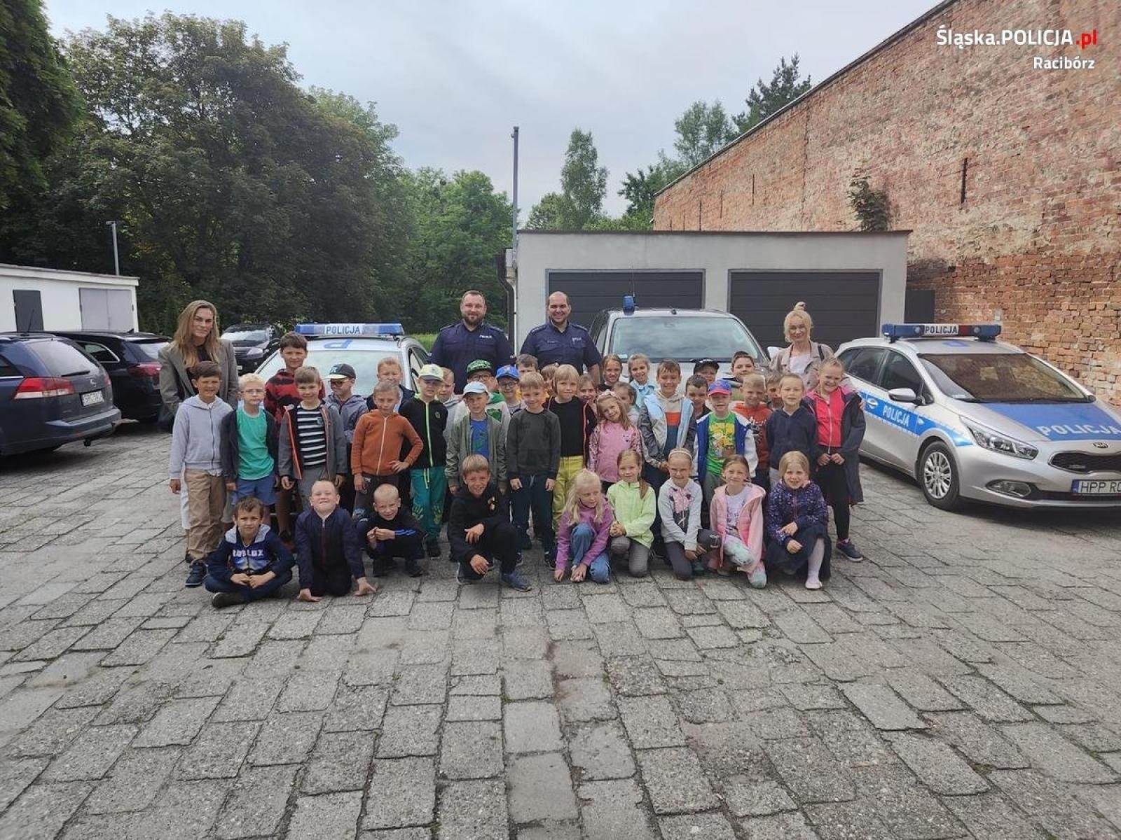 Zdjęcie w galerii na portalu naszraciborz.pl: Uczniowie odwiedzili komisariat w Kuźni Raciborskiej wiadomości z regionu