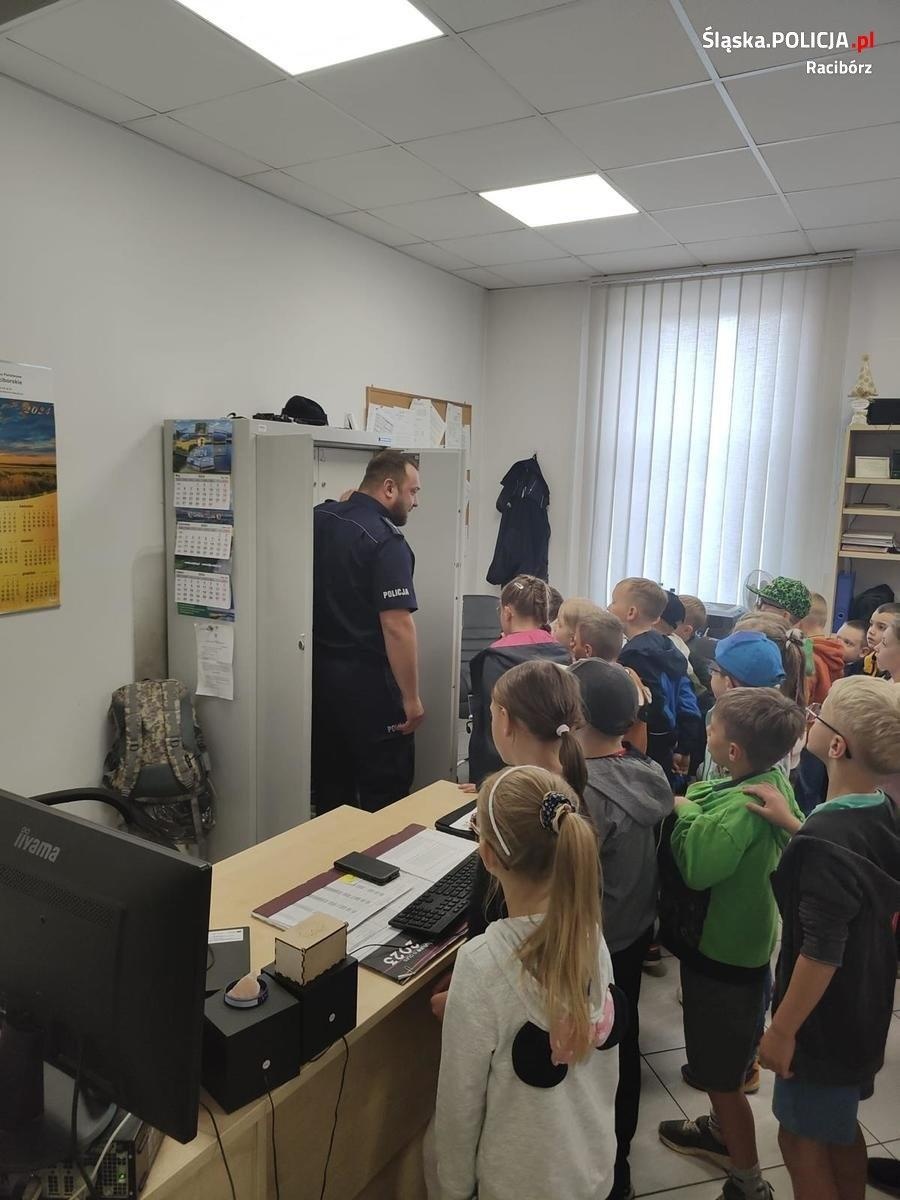 Zdjęcie w galerii na portalu naszraciborz.pl: Uczniowie odwiedzili komisariat w Kuźni Raciborskiej wiadomości z regionu
