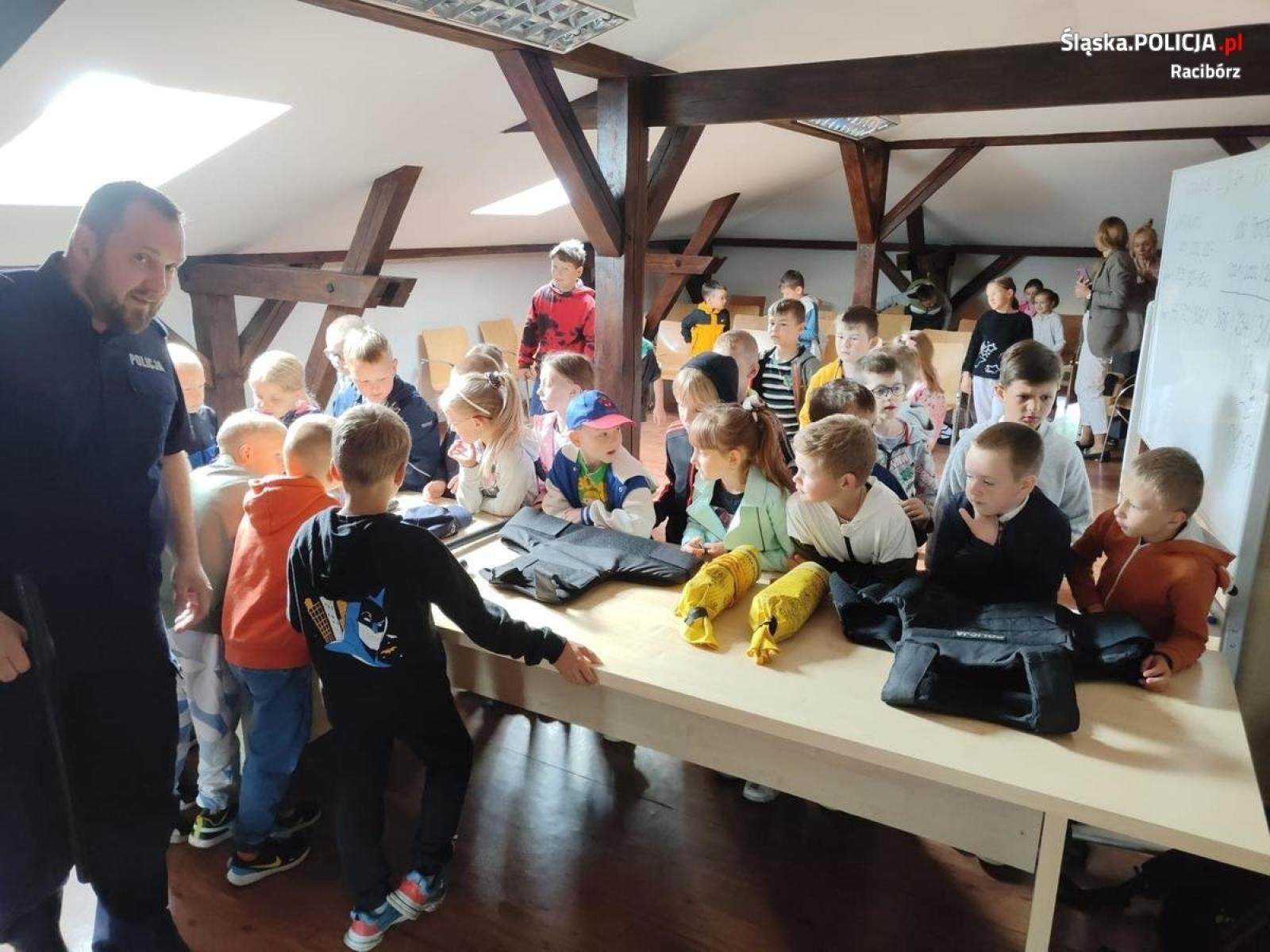 Zdjęcie w galerii na portalu naszraciborz.pl: Uczniowie odwiedzili komisariat w Kuźni Raciborskiej wiadomości z regionu
