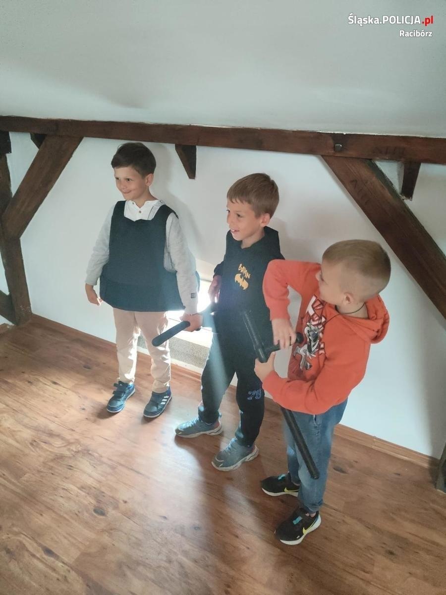 Zdjęcie w galerii na portalu naszraciborz.pl: Uczniowie odwiedzili komisariat w Kuźni Raciborskiej wiadomości z regionu