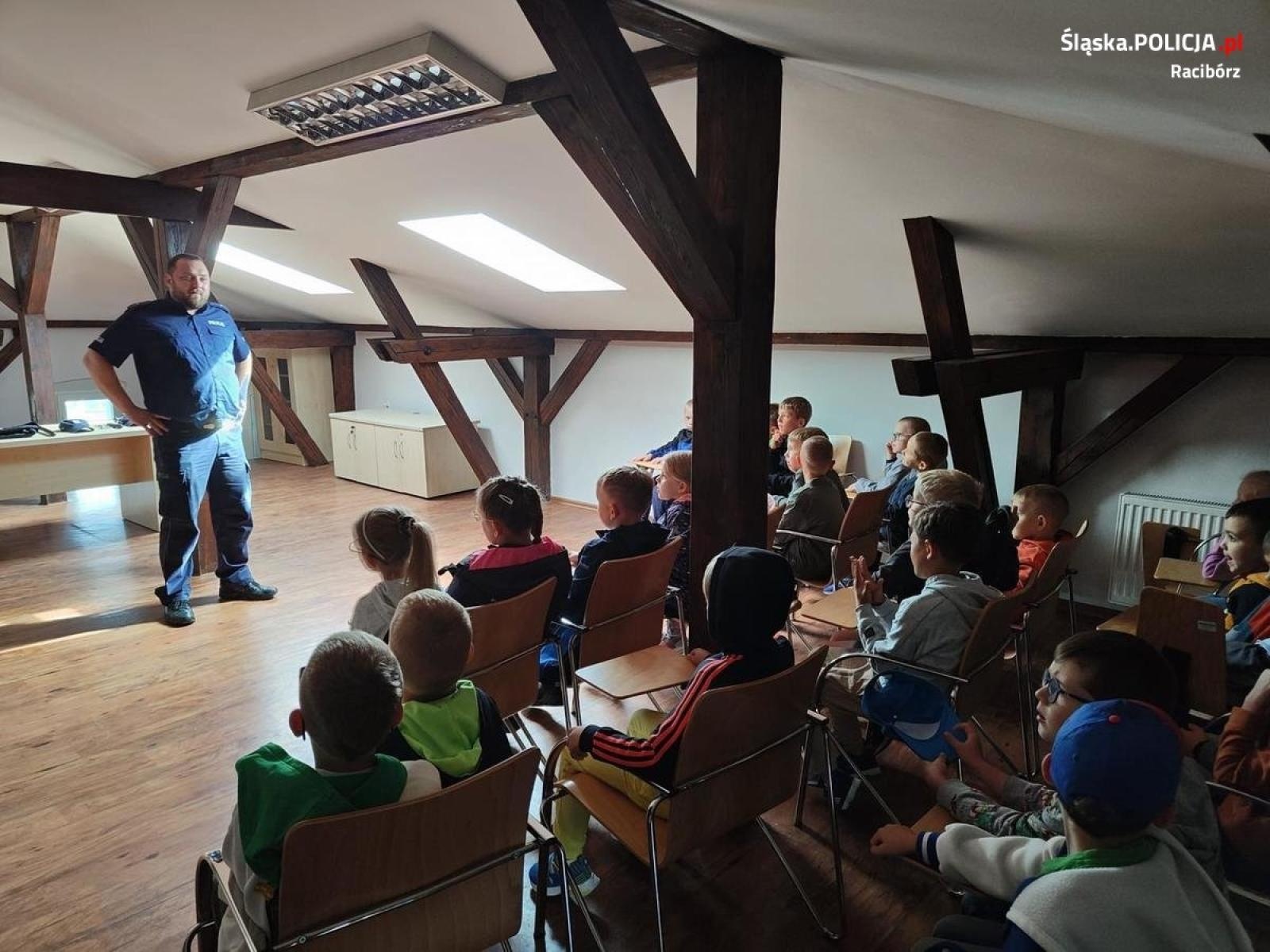 Zdjęcie w galerii na portalu naszraciborz.pl: Uczniowie odwiedzili komisariat w Kuźni Raciborskiej wiadomości z regionu