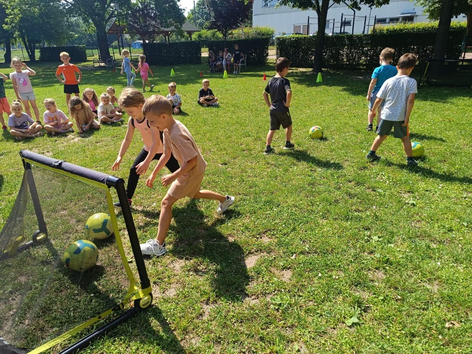 Zdjęcie w galerii na portalu naszraciborz.pl: Raciborskie przedszkolaki trenowały z Akademią United wiadomości z regionu
