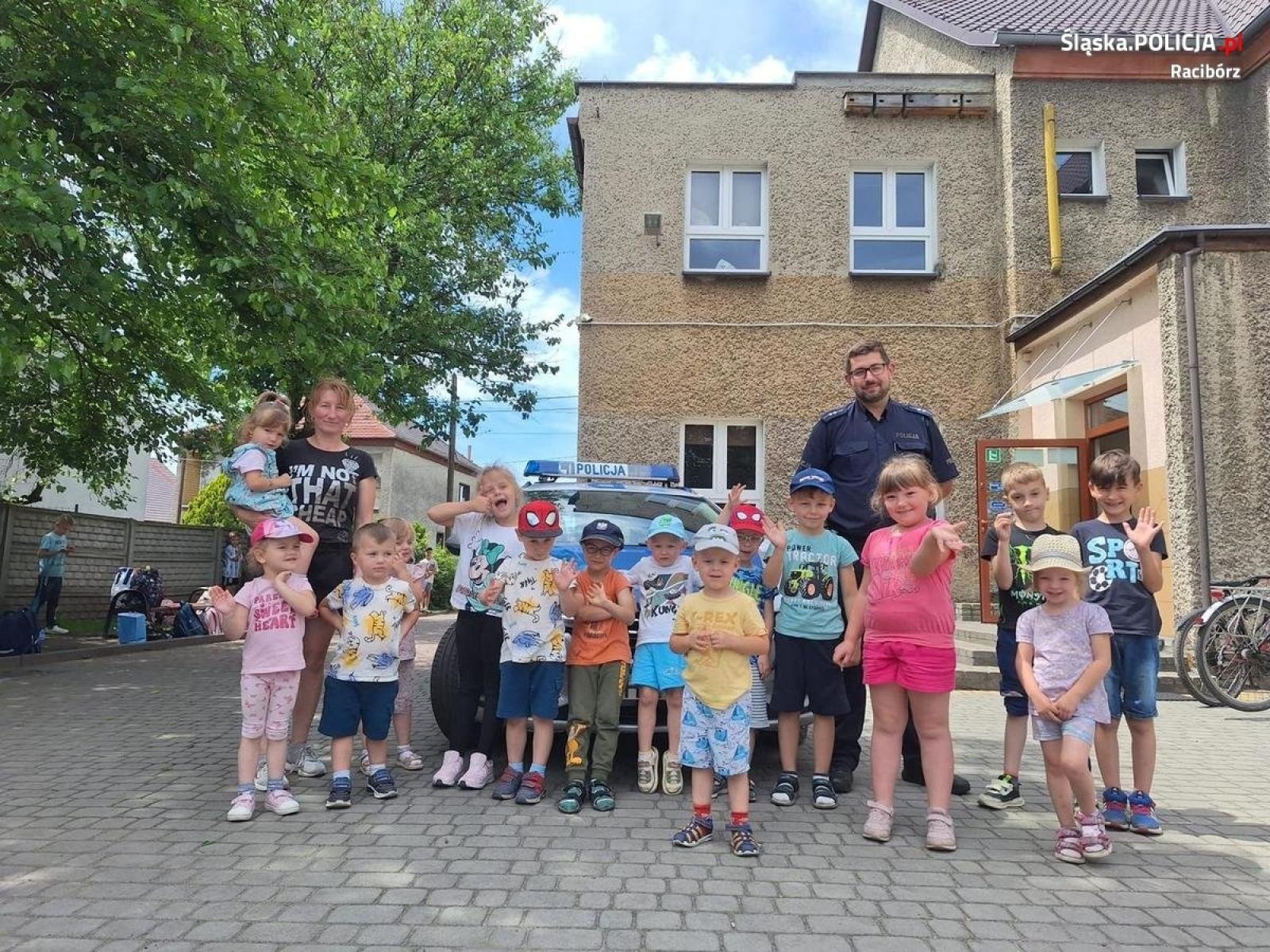 Zdjęcie w galerii na portalu naszraciborz.pl: Przedszkolaki z Budzisk miały wyjątkowe odwiedziny wiadomości z regionu