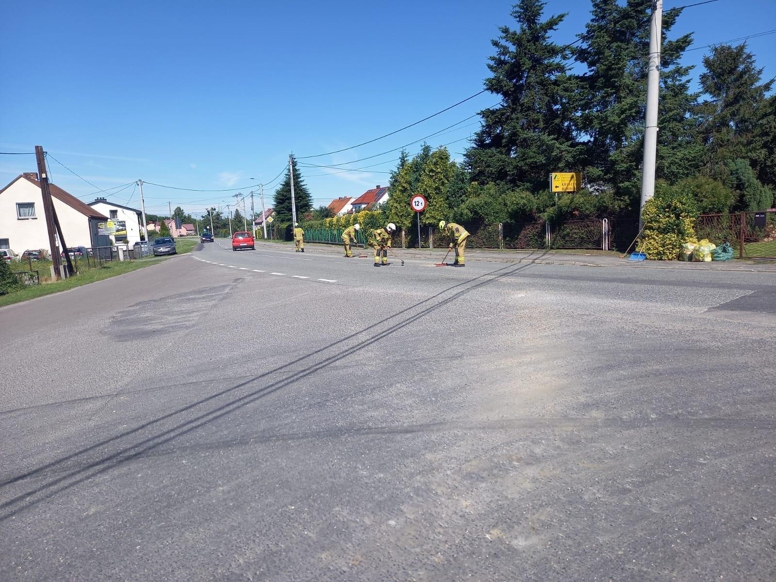 Zdjęcie w galerii na portalu naszraciborz.pl: Sprzątanie w Siedliskach. Na jezdnię wysypał się żwir wiadomości z regionu