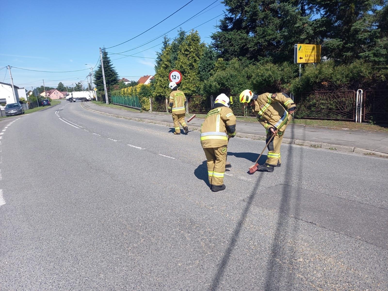Zdjęcie w galerii na portalu naszraciborz.pl: Sprzątanie w Siedliskach. Na jezdnię wysypał się żwir wiadomości z regionu