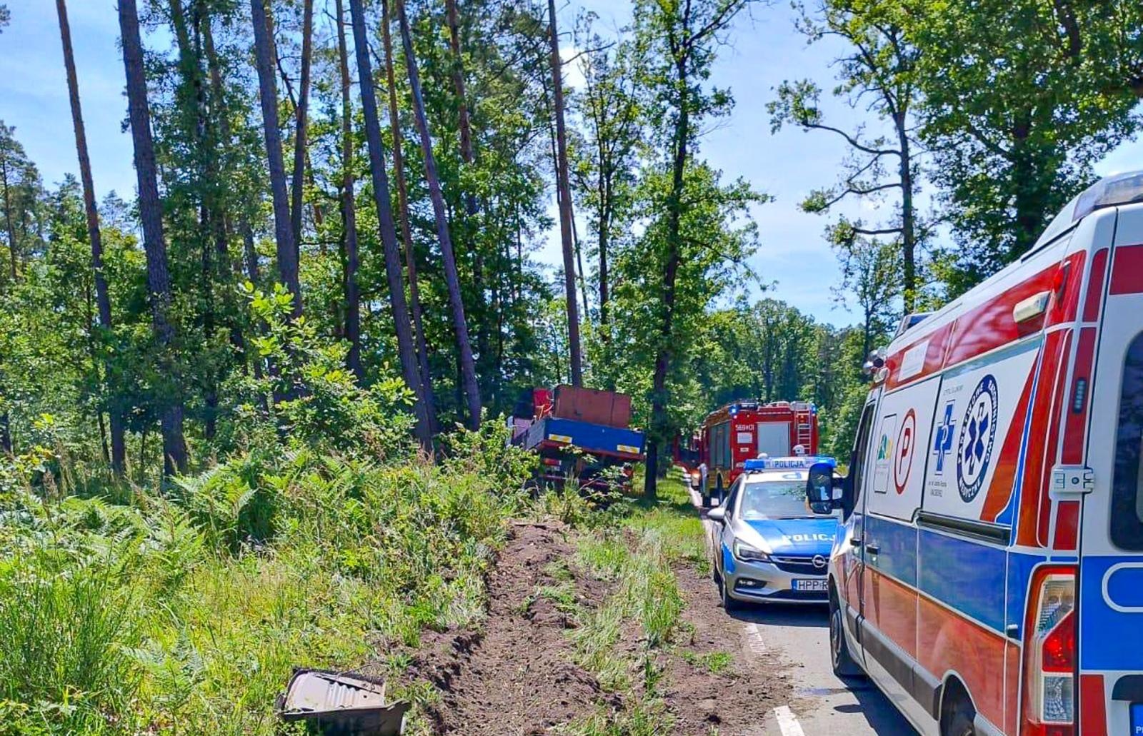 Zdjęcie w galerii na portalu naszraciborz.pl: Ciężarowa scania uderzyła w drzewo na drodze Nędza-Kuźnia Raciborska wiadomości z regionu