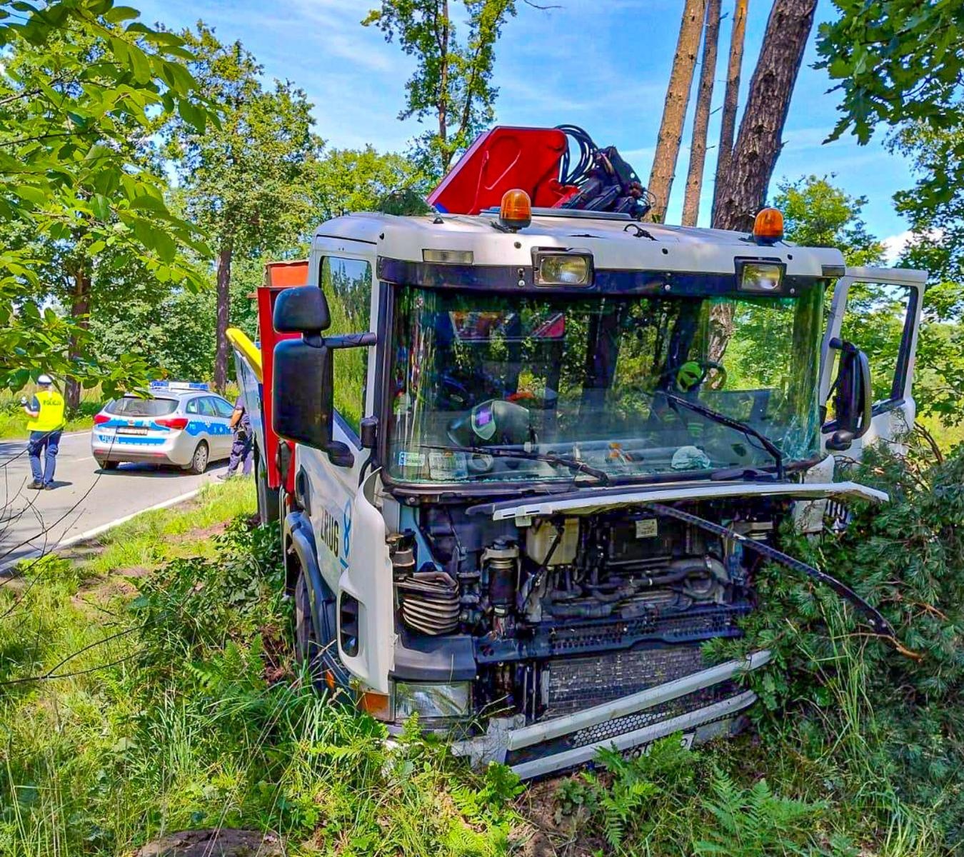 Zdjęcie w galerii na portalu naszraciborz.pl: Ciężarowa scania uderzyła w drzewo na drodze Nędza-Kuźnia Raciborska wiadomości z regionu