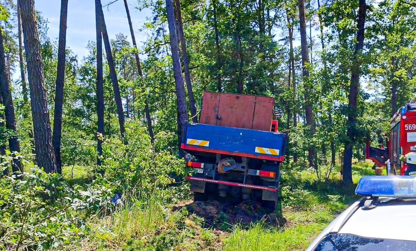 Zdjęcie w galerii na portalu naszraciborz.pl: Ciężarowa scania uderzyła w drzewo na drodze Nędza-Kuźnia Raciborska wiadomości z regionu