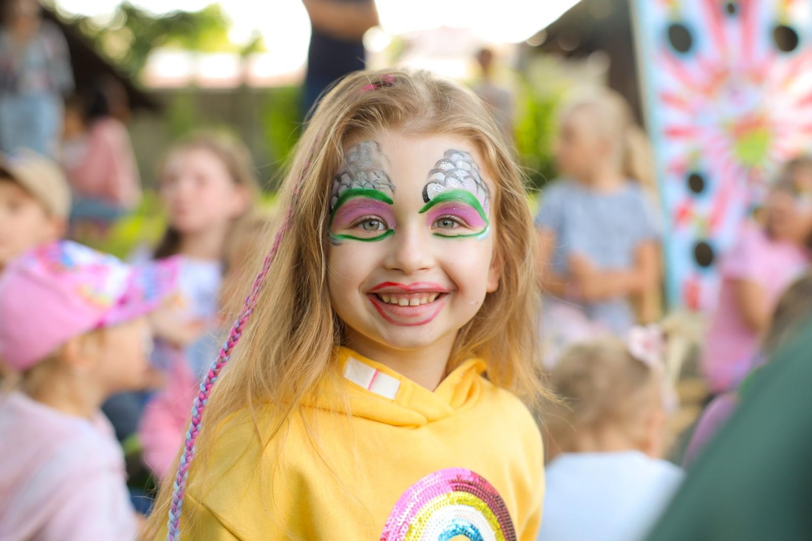 Zdjęcie w galerii na portalu naszraciborz.pl: Mali Odkrywcy Sztuki przywitali wakacje piknikiem w ogrodzie Strzechy wiadomości z regionu