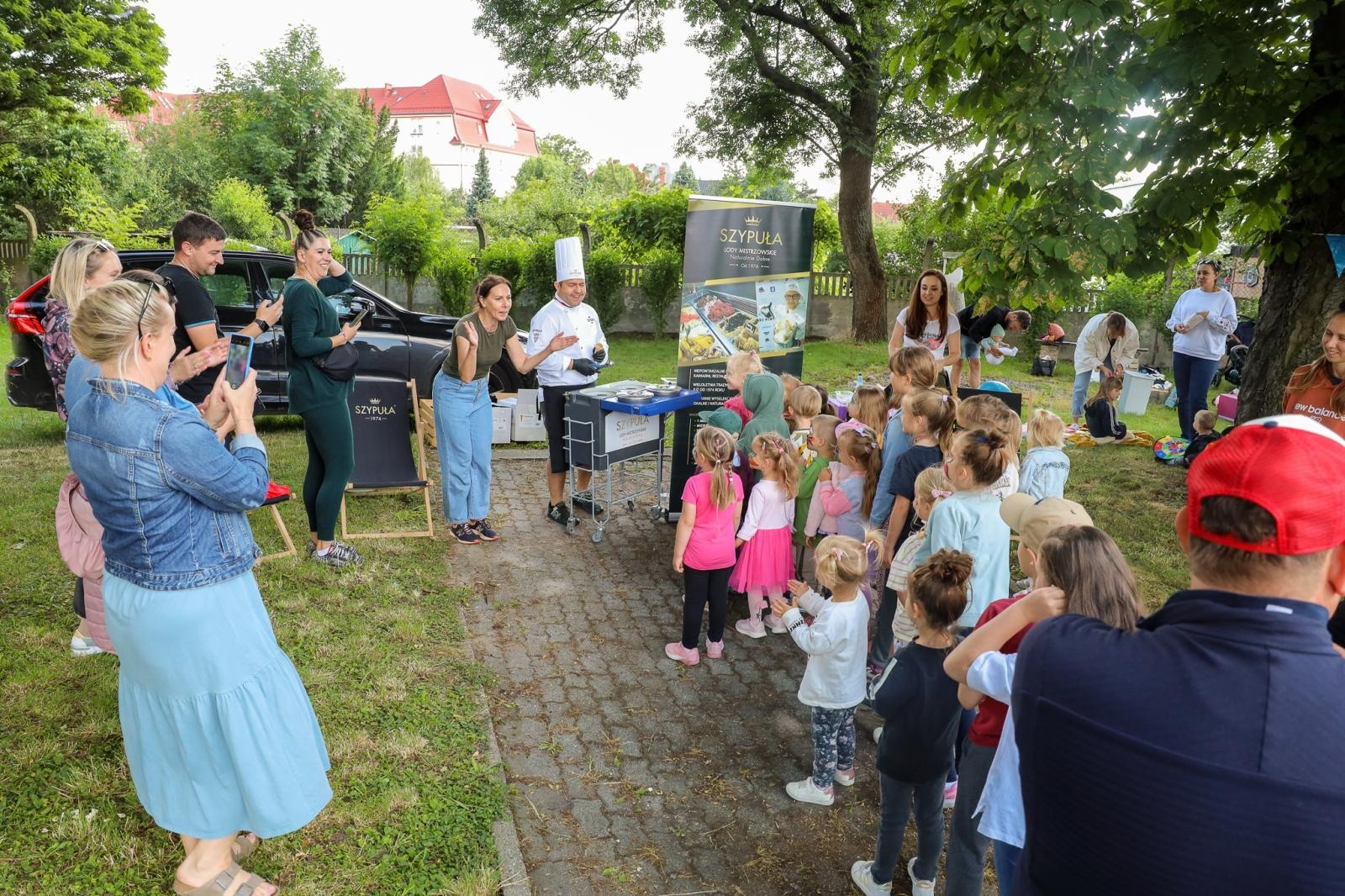 Zdjęcie w galerii na portalu naszraciborz.pl: Mali Odkrywcy Sztuki przywitali wakacje piknikiem w ogrodzie Strzechy wiadomości z regionu