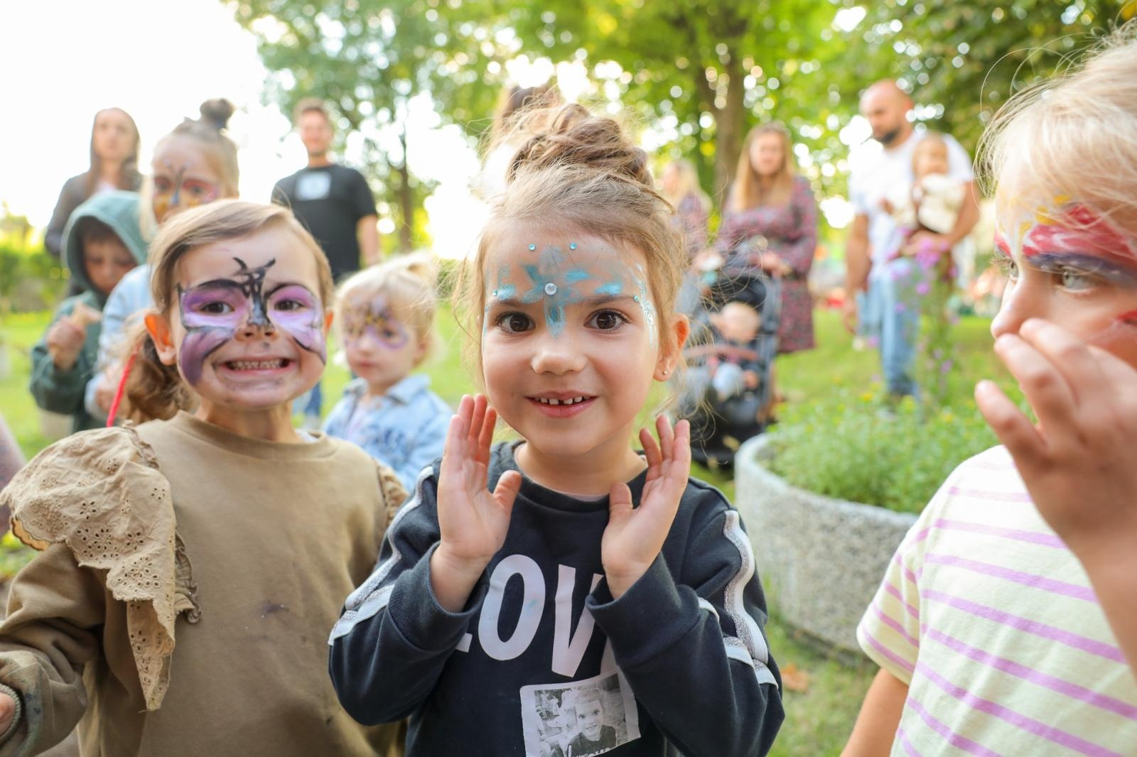 Zdjęcie w galerii na portalu naszraciborz.pl: Mali Odkrywcy Sztuki przywitali wakacje piknikiem w ogrodzie Strzechy wiadomości z regionu