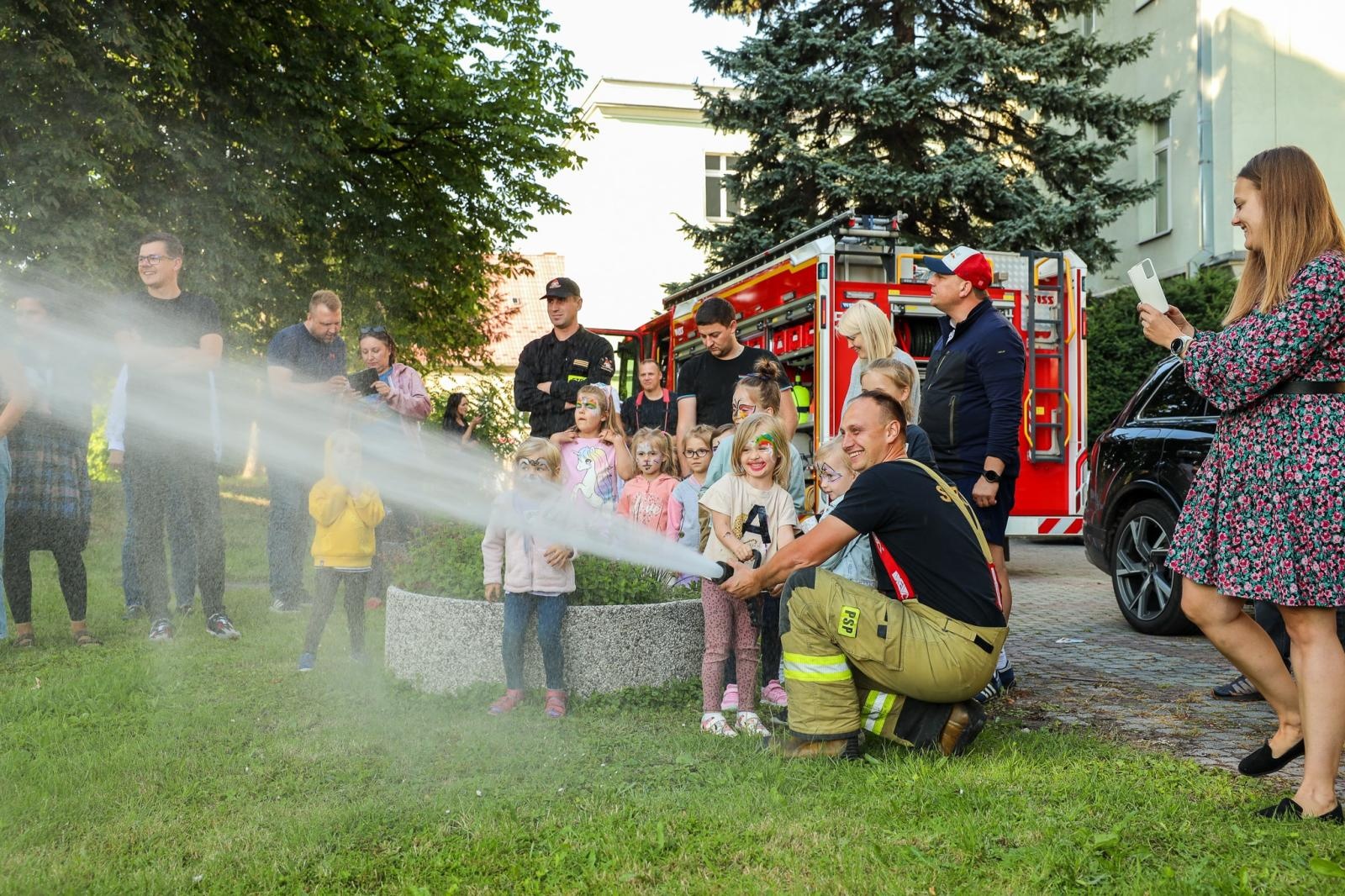 Zdjęcie w galerii na portalu naszraciborz.pl: Mali Odkrywcy Sztuki przywitali wakacje piknikiem w ogrodzie Strzechy wiadomości z regionu