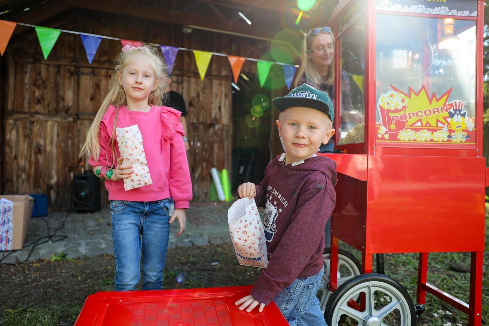 Zdjęcie w galerii na portalu naszraciborz.pl: Mali Odkrywcy Sztuki przywitali wakacje piknikiem w ogrodzie Strzechy wiadomości z regionu