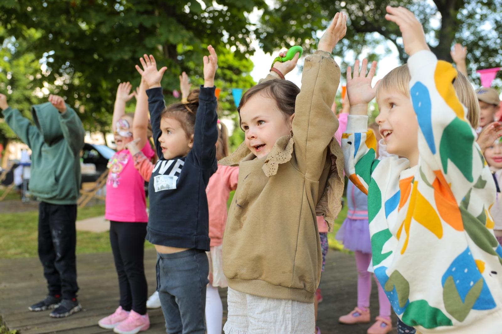 Zdjęcie w galerii na portalu naszraciborz.pl: Mali Odkrywcy Sztuki przywitali wakacje piknikiem w ogrodzie Strzechy wiadomości z regionu