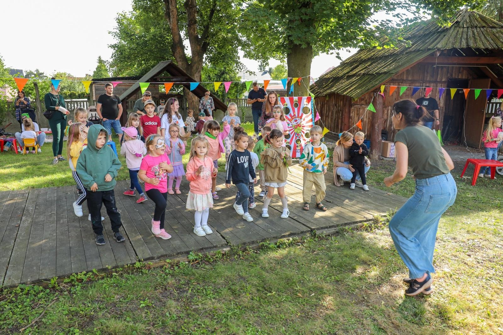 Zdjęcie w galerii na portalu naszraciborz.pl: Mali Odkrywcy Sztuki przywitali wakacje piknikiem w ogrodzie Strzechy wiadomości z regionu