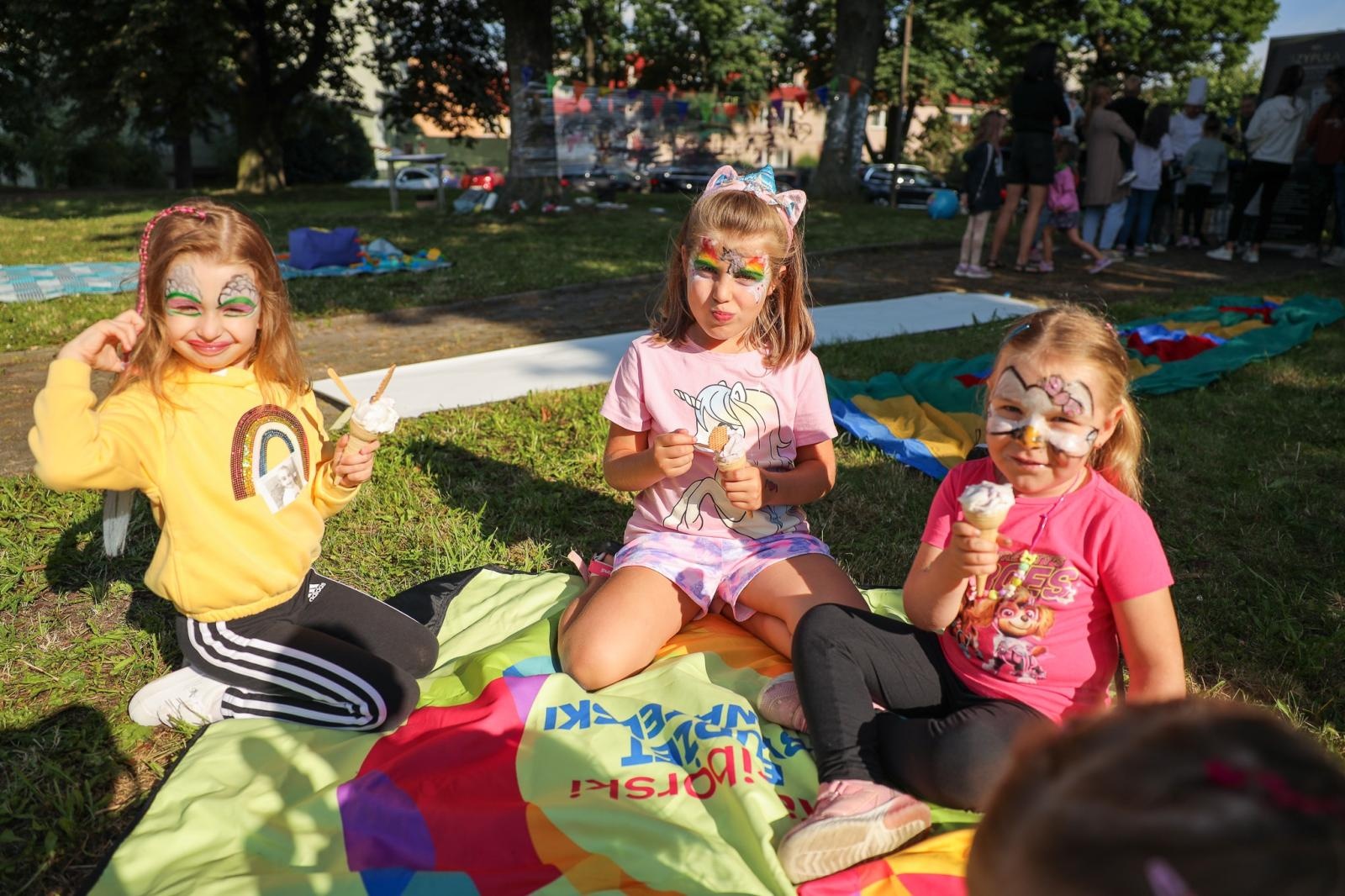 Zdjęcie w galerii na portalu naszraciborz.pl: Mali Odkrywcy Sztuki przywitali wakacje piknikiem w ogrodzie Strzechy wiadomości z regionu