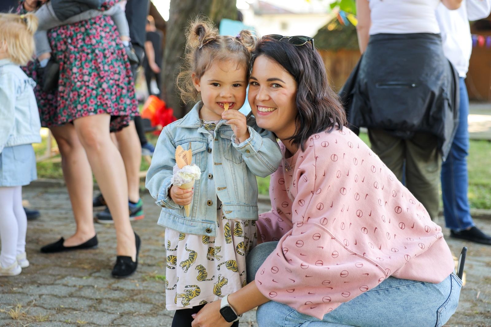 Zdjęcie w galerii na portalu naszraciborz.pl: Mali Odkrywcy Sztuki przywitali wakacje piknikiem w ogrodzie Strzechy wiadomości z regionu