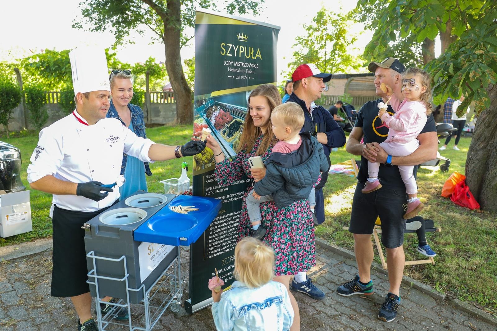 Zdjęcie w galerii na portalu naszraciborz.pl: Mali Odkrywcy Sztuki przywitali wakacje piknikiem w ogrodzie Strzechy wiadomości z regionu