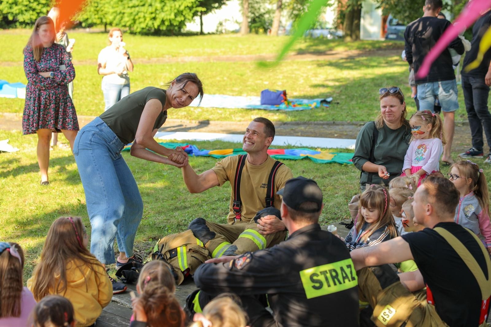 Zdjęcie w galerii na portalu naszraciborz.pl: Mali Odkrywcy Sztuki przywitali wakacje piknikiem w ogrodzie Strzechy wiadomości z regionu