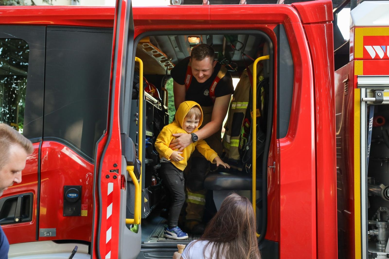 Zdjęcie w galerii na portalu naszraciborz.pl: Mali Odkrywcy Sztuki przywitali wakacje piknikiem w ogrodzie Strzechy wiadomości z regionu