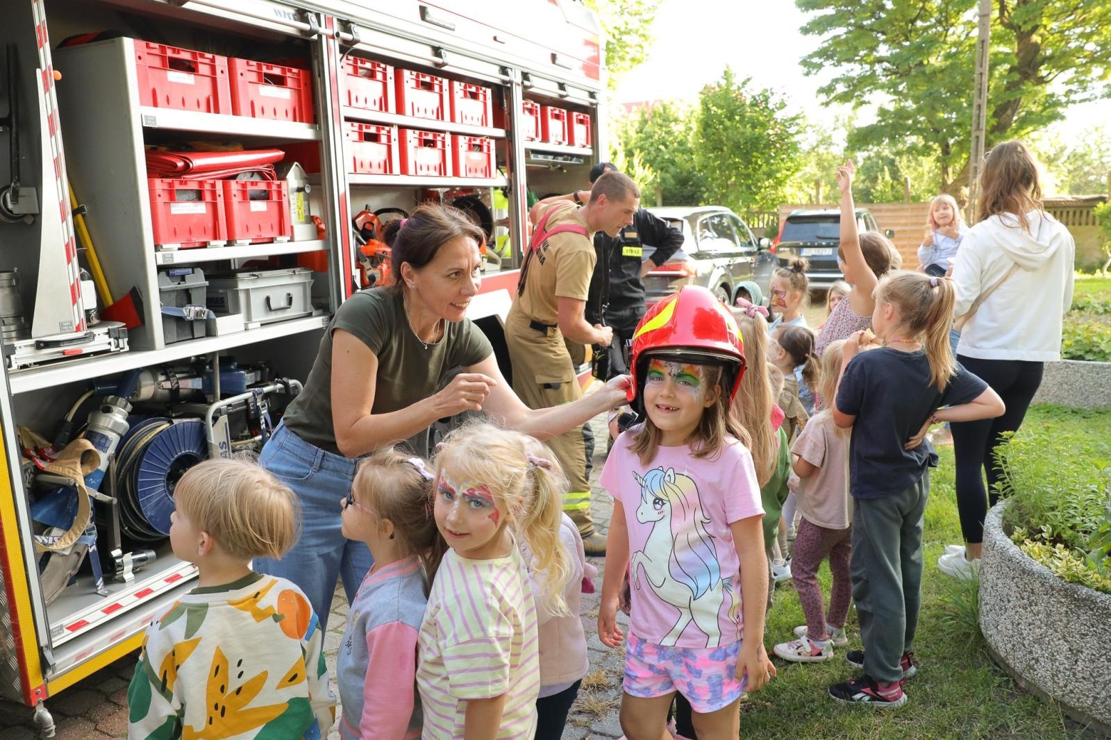 Zdjęcie w galerii na portalu naszraciborz.pl: Mali Odkrywcy Sztuki przywitali wakacje piknikiem w ogrodzie Strzechy wiadomości z regionu