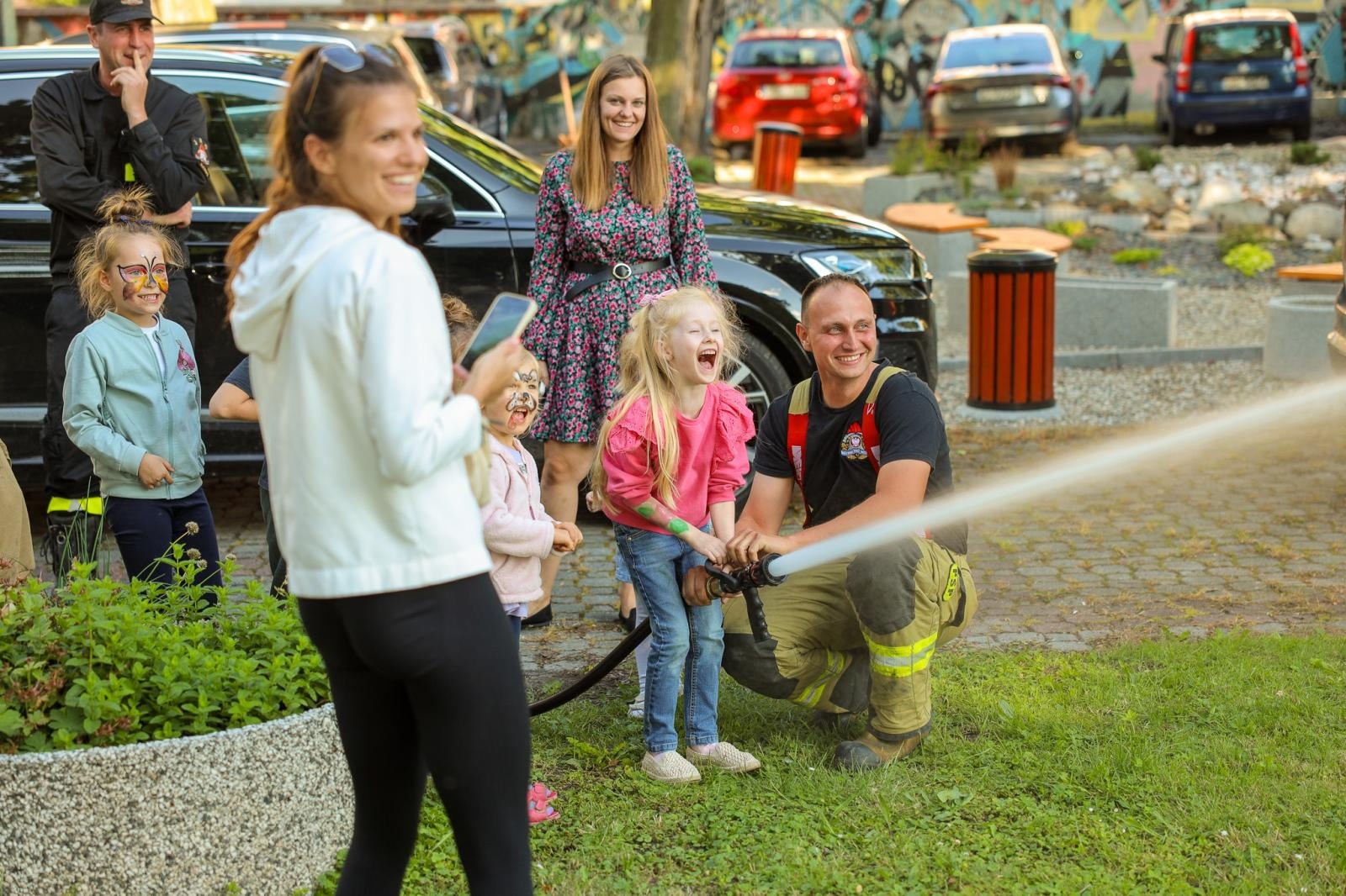 Zdjęcie w galerii na portalu naszraciborz.pl: Mali Odkrywcy Sztuki przywitali wakacje piknikiem w ogrodzie Strzechy wiadomości z regionu