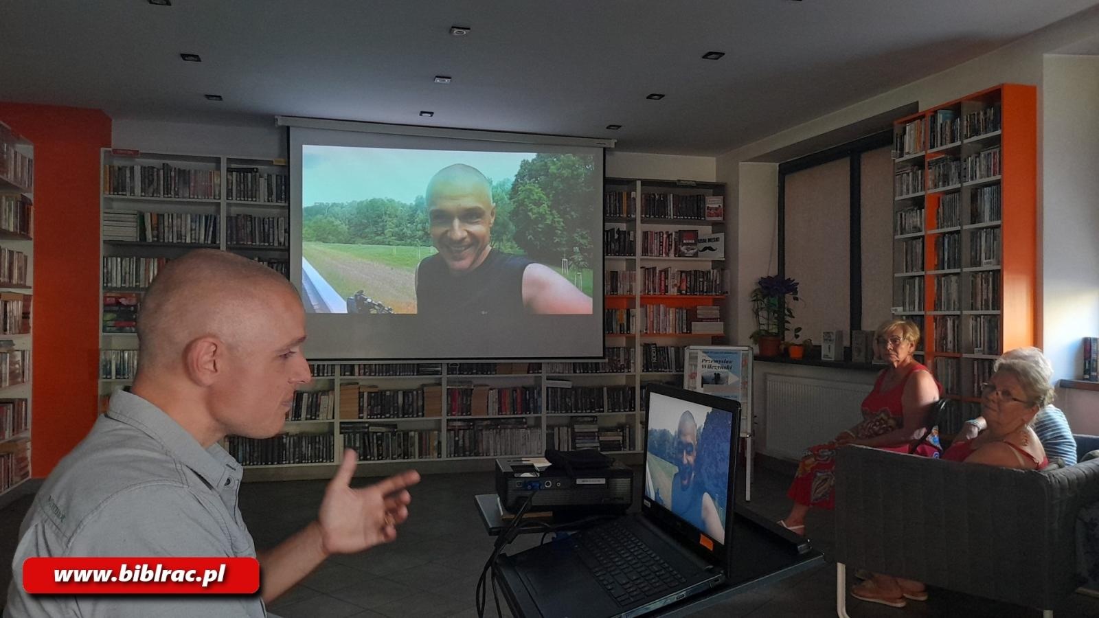 Zdjęcie w galerii na portalu naszraciborz.pl: Wiele pasji, jeden człowiek. Przemysław Wilczyński w bibliotece na Ostrogu wiadomości z regionu
