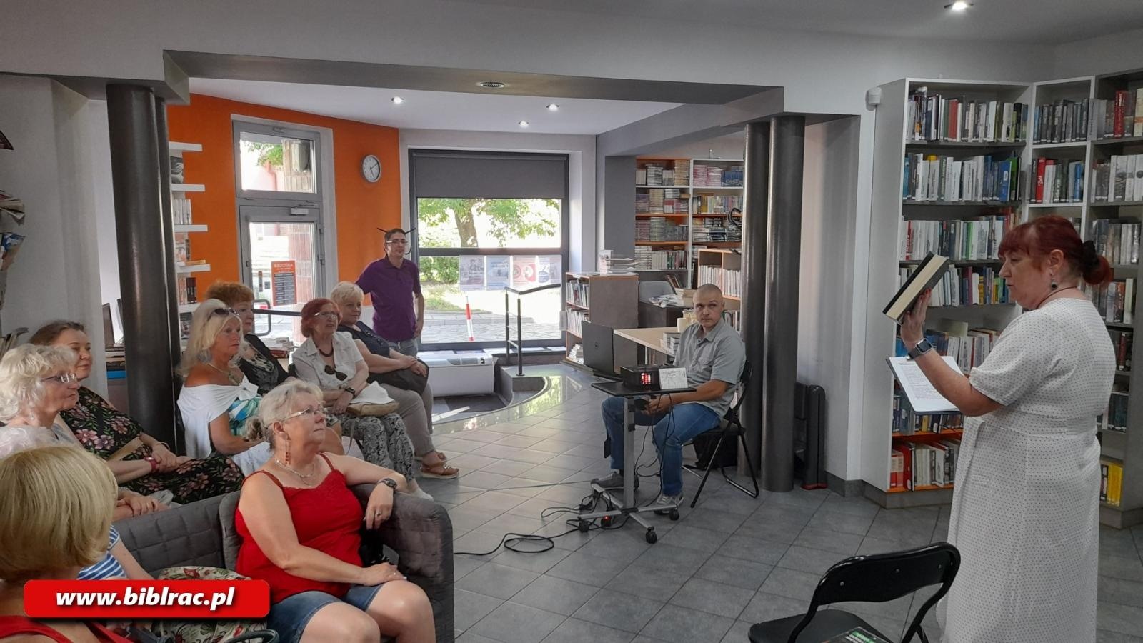 Zdjęcie w galerii na portalu naszraciborz.pl: Wiele pasji, jeden człowiek. Przemysław Wilczyński w bibliotece na Ostrogu wiadomości z regionu