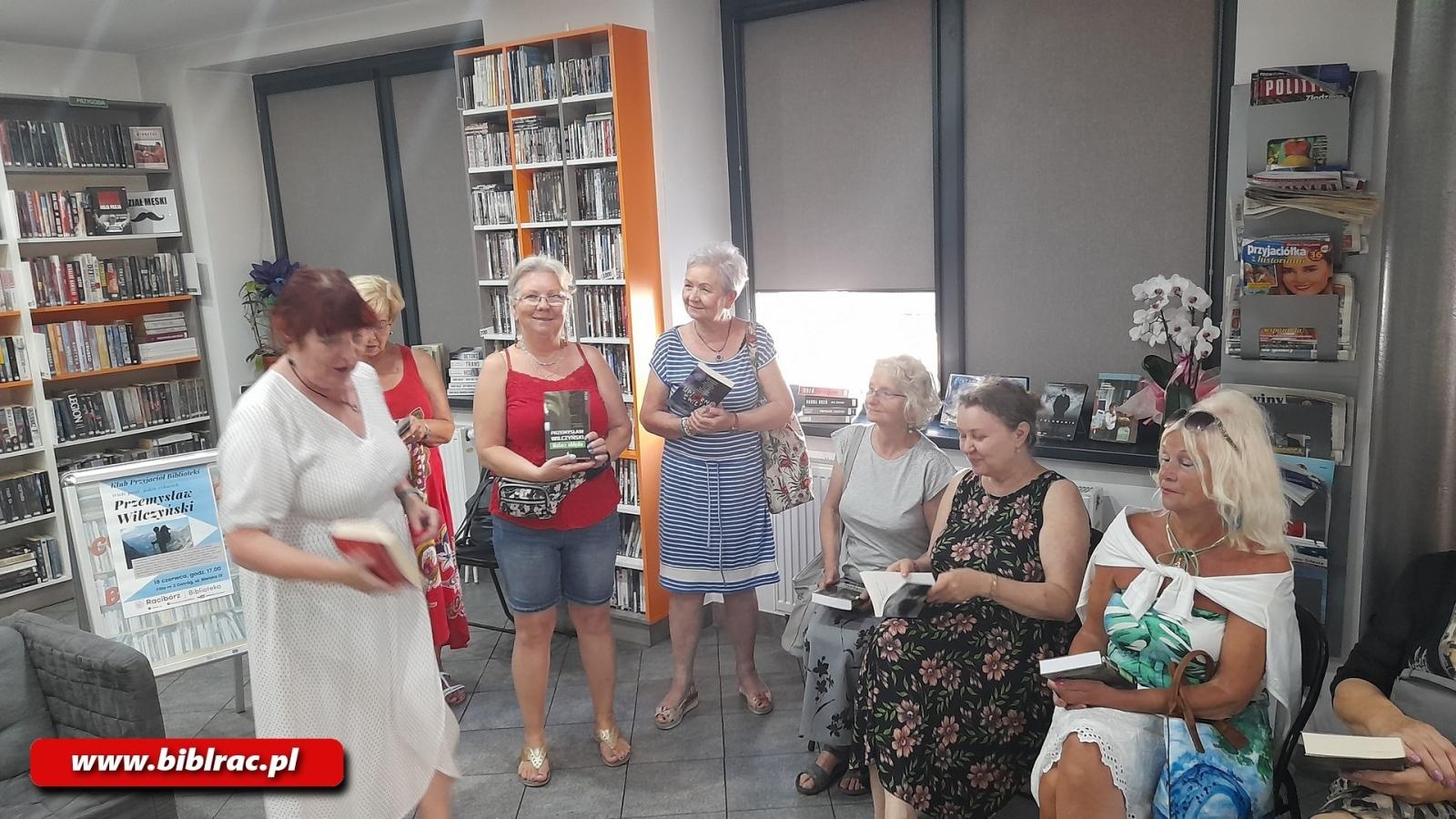 Zdjęcie w galerii na portalu naszraciborz.pl: Wiele pasji, jeden człowiek. Przemysław Wilczyński w bibliotece na Ostrogu wiadomości z regionu