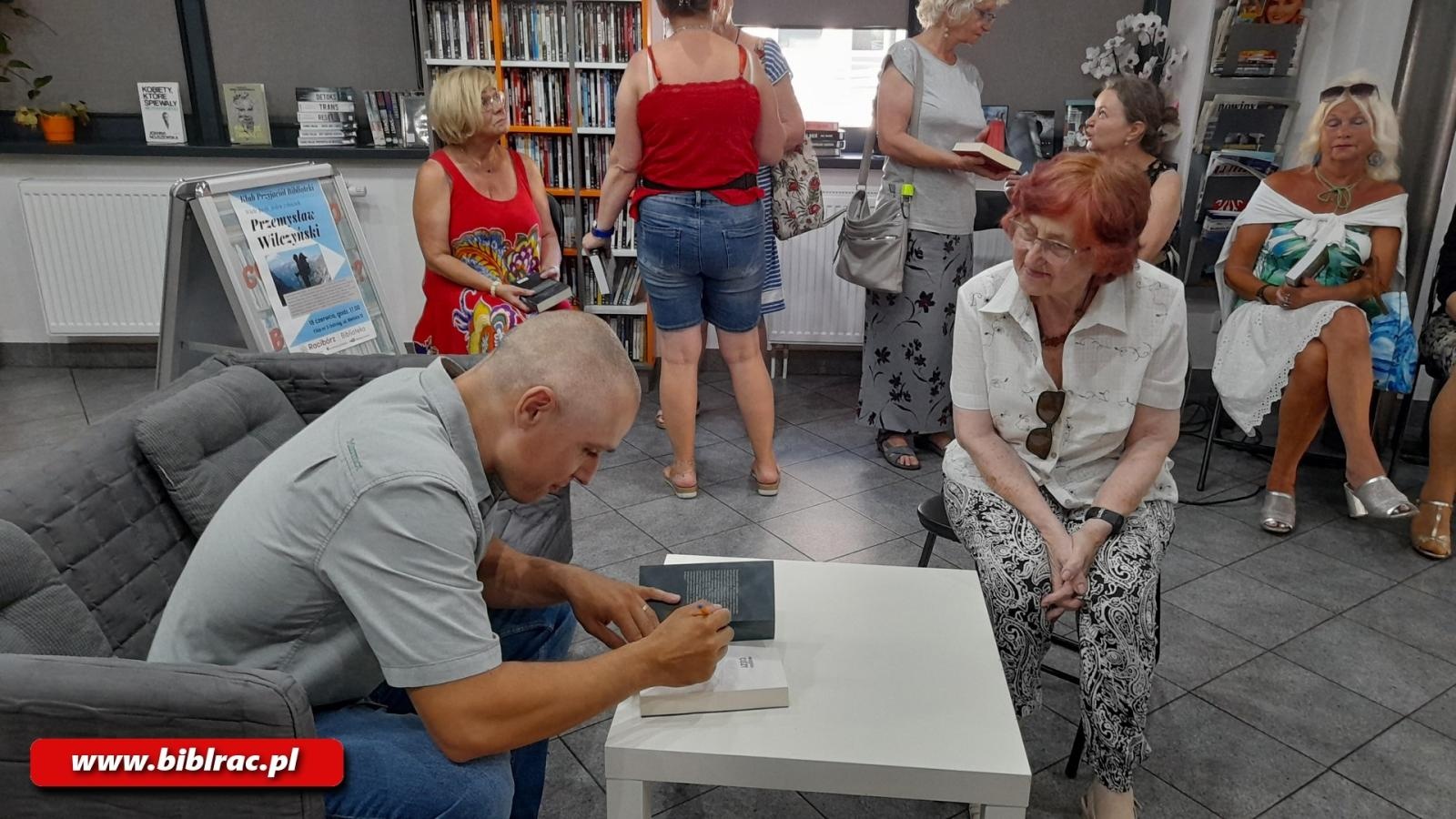 Zdjęcie w galerii na portalu naszraciborz.pl: Wiele pasji, jeden człowiek. Przemysław Wilczyński w bibliotece na Ostrogu wiadomości z regionu