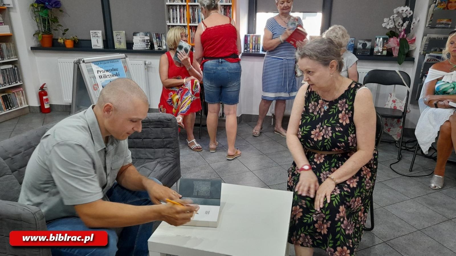 Zdjęcie w galerii na portalu naszraciborz.pl: Wiele pasji, jeden człowiek. Przemysław Wilczyński w bibliotece na Ostrogu wiadomości z regionu