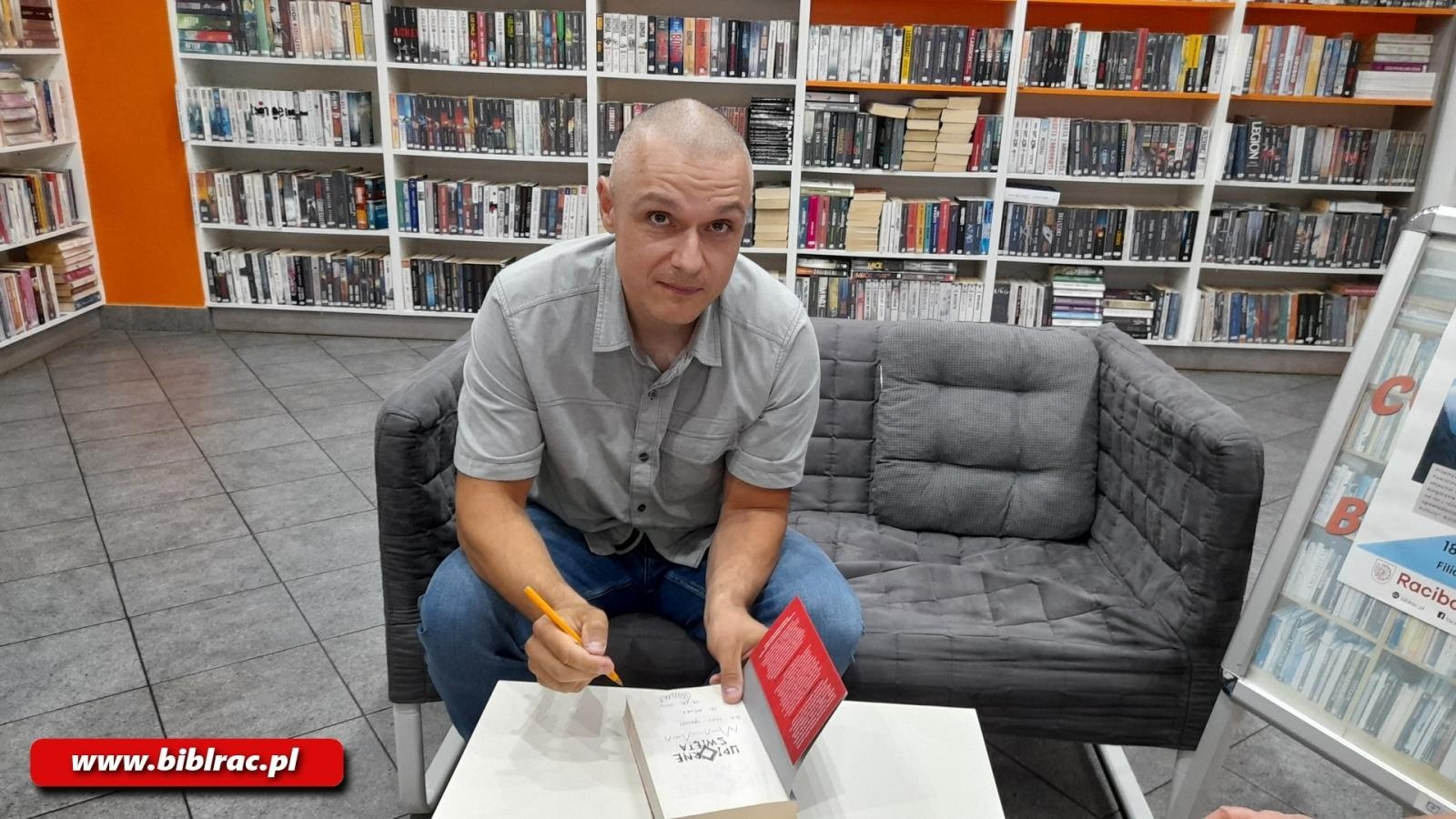 Zdjęcie w galerii na portalu naszraciborz.pl: Wiele pasji, jeden człowiek. Przemysław Wilczyński w bibliotece na Ostrogu wiadomości z regionu