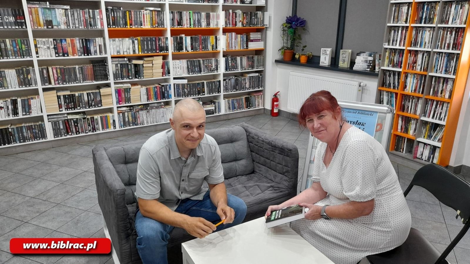 Zdjęcie w galerii na portalu naszraciborz.pl: Wiele pasji, jeden człowiek. Przemysław Wilczyński w bibliotece na Ostrogu wiadomości z regionu