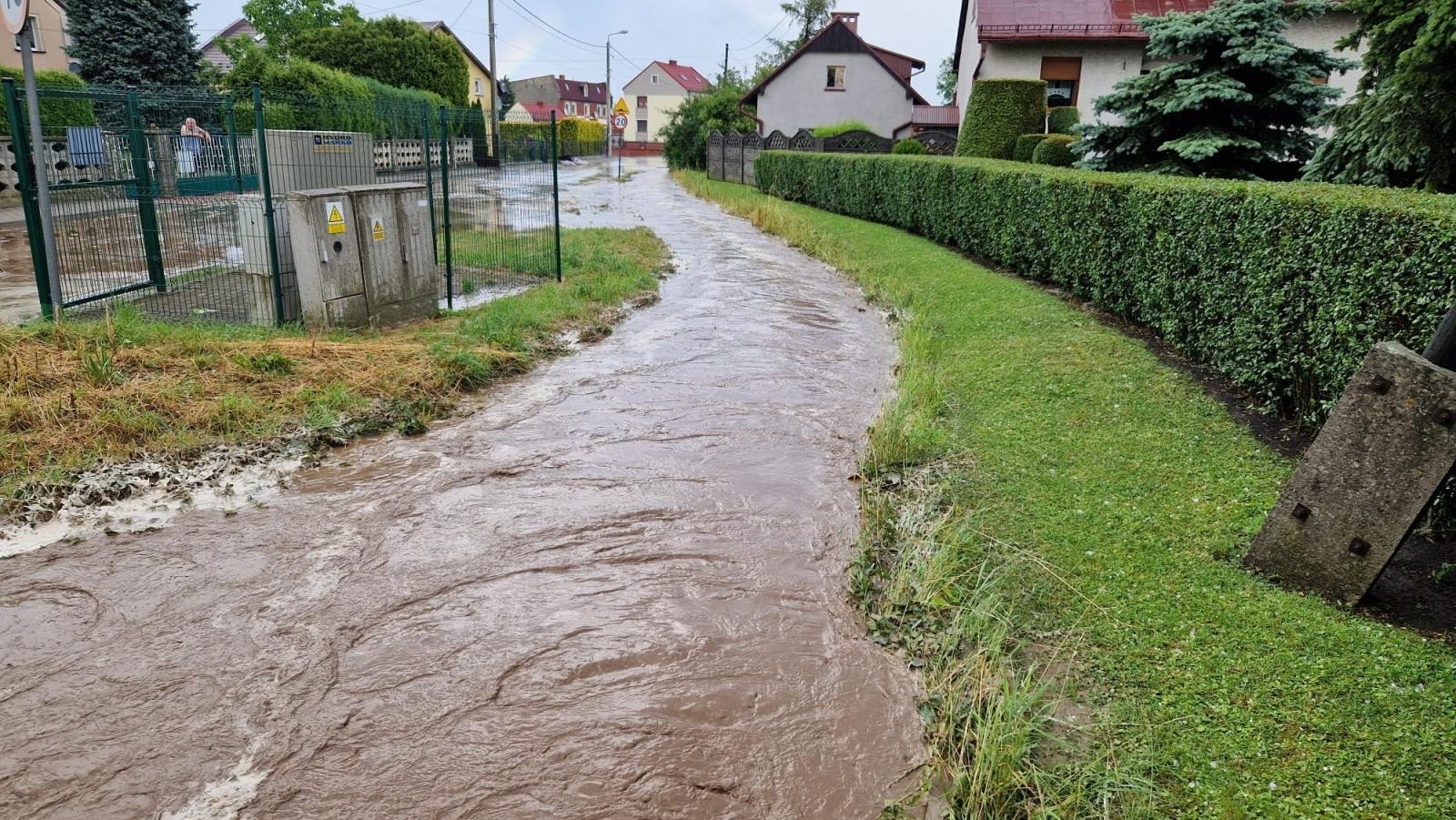 Zdjęcie w galerii na portalu naszraciborz.pl: W komendzie straży pożarnej zebrał się sztab kryzysowy wiadomości z regionu