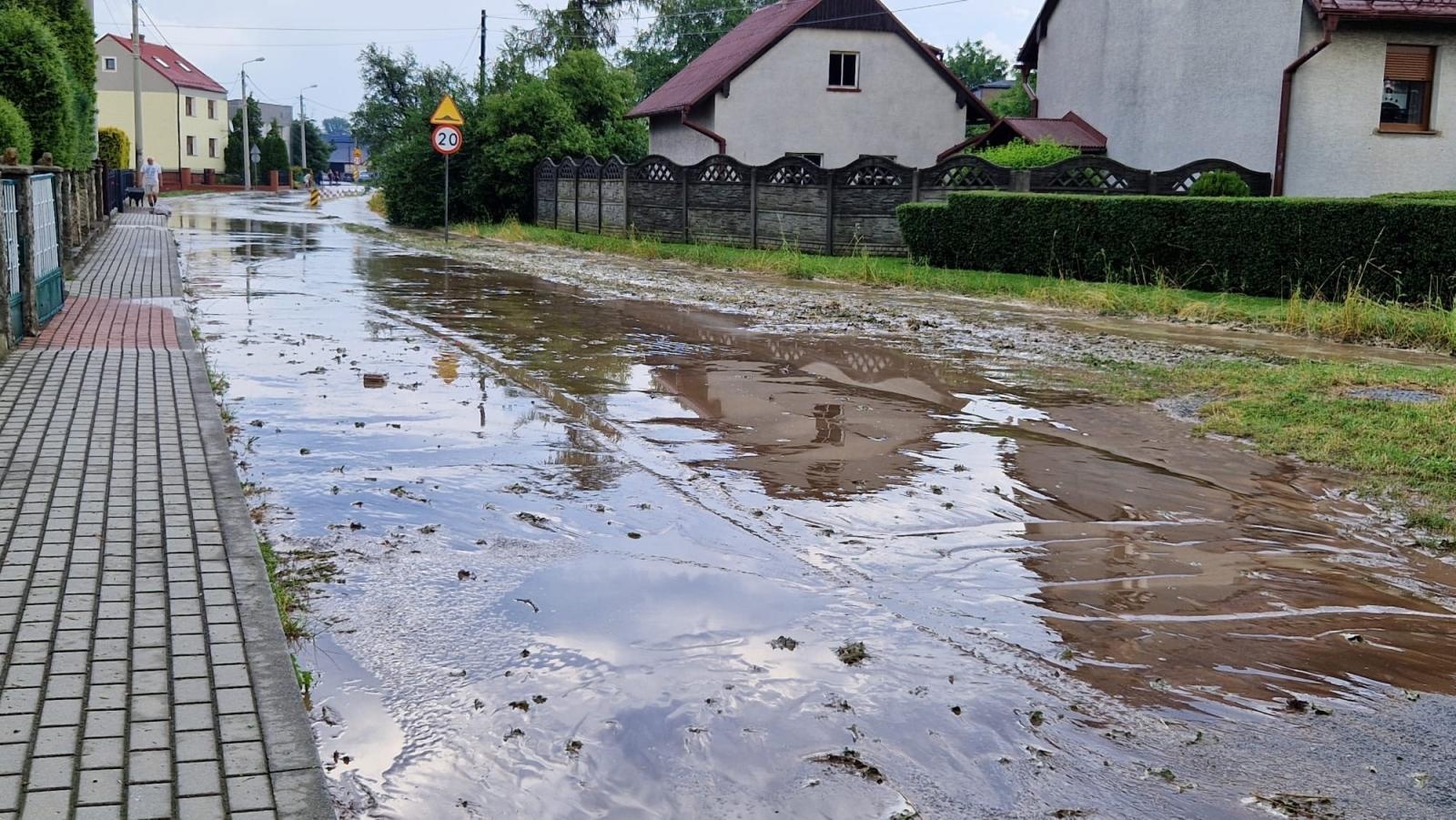Zdjęcie w galerii na portalu naszraciborz.pl: W komendzie straży pożarnej zebrał się sztab kryzysowy wiadomości z regionu