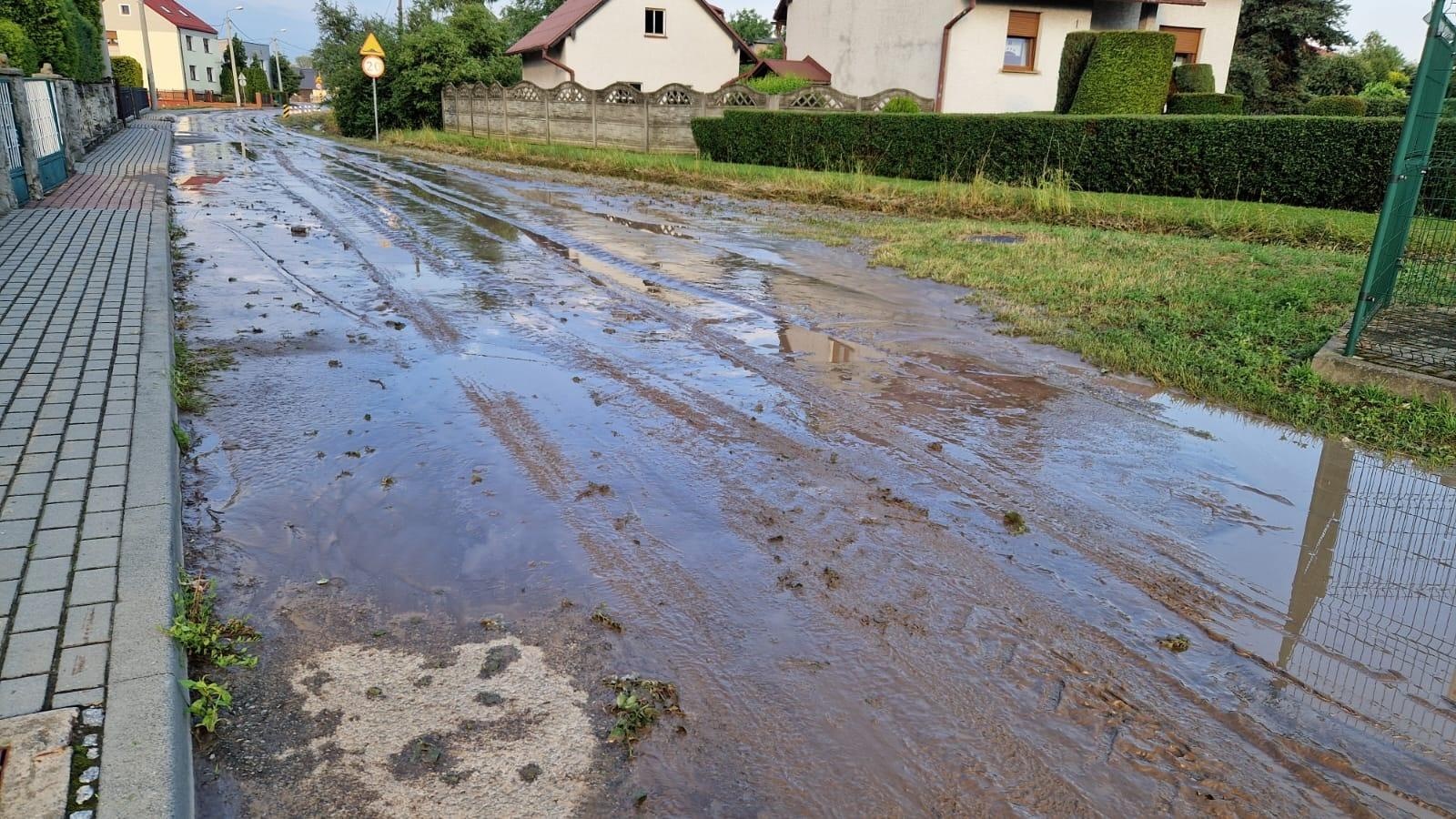 Zdjęcie w galerii na portalu naszraciborz.pl: W komendzie straży pożarnej zebrał się sztab kryzysowy wiadomości z regionu